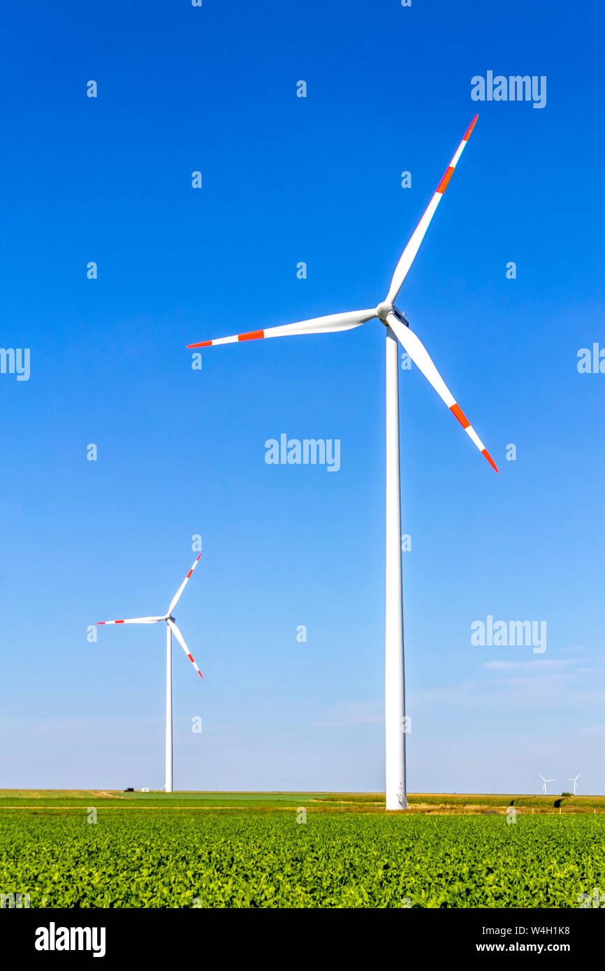 Windräder auf dem Feld, Hessen, Deutschland Stockfoto