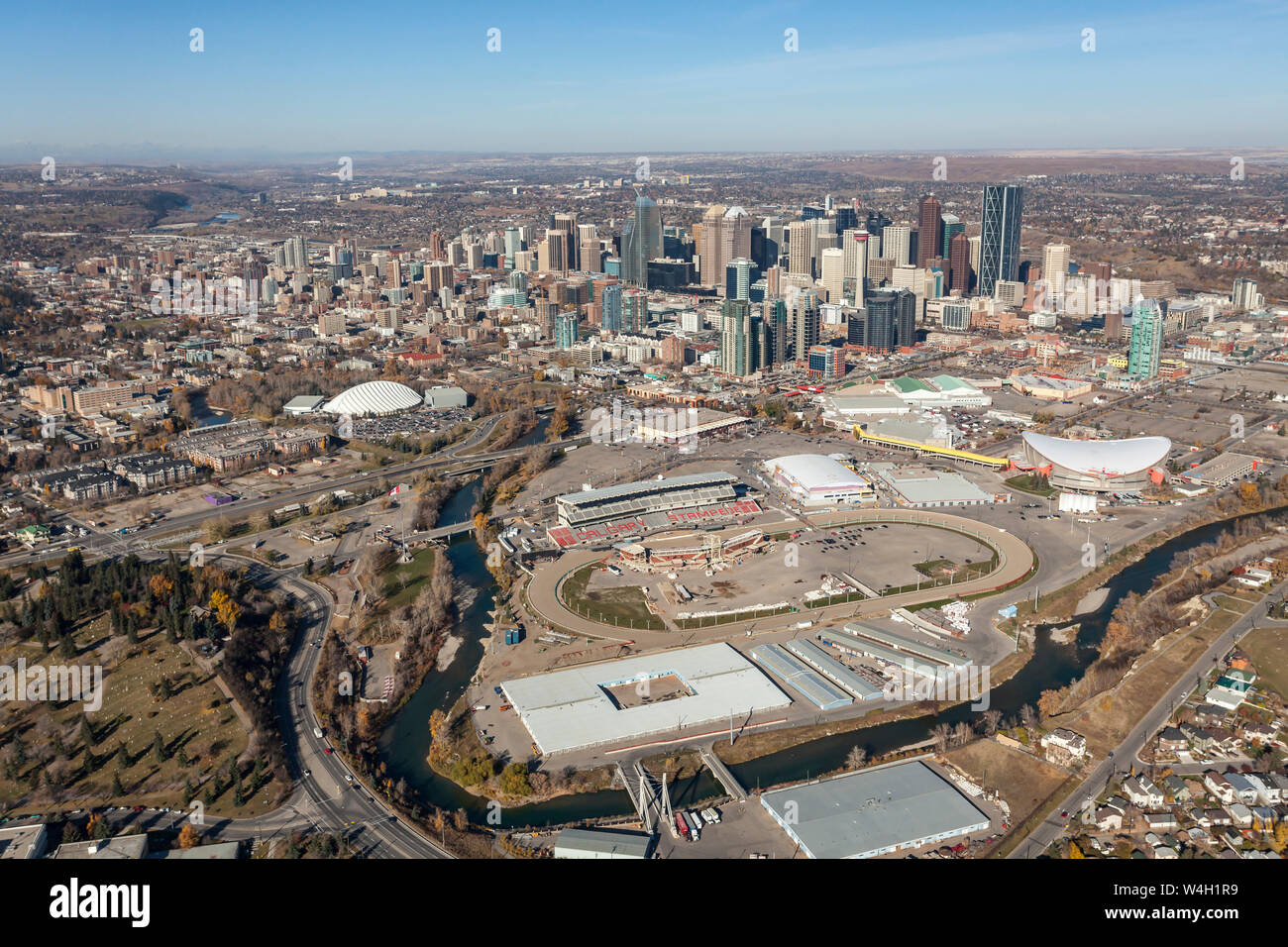 Luftaufnahme der Stadt Calgary, Alberta, Kanada mit dem Saddledome und Stampede Gelände. Stockfoto