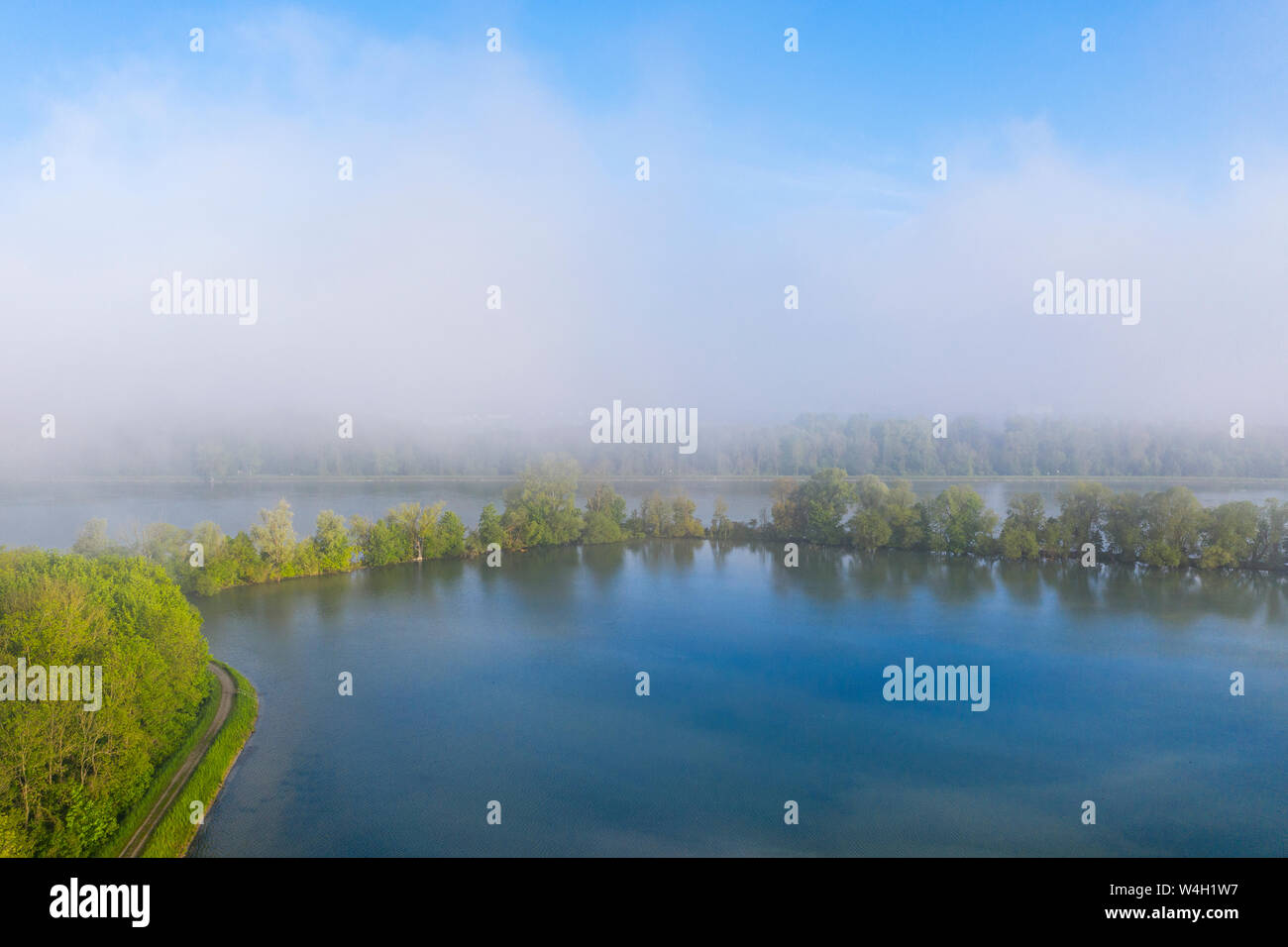 Morgen Nebel bei Altheim Reservoir, Isar, in der Nähe von Landshut, Bayern, Deutschland, drone Schuß Stockfoto