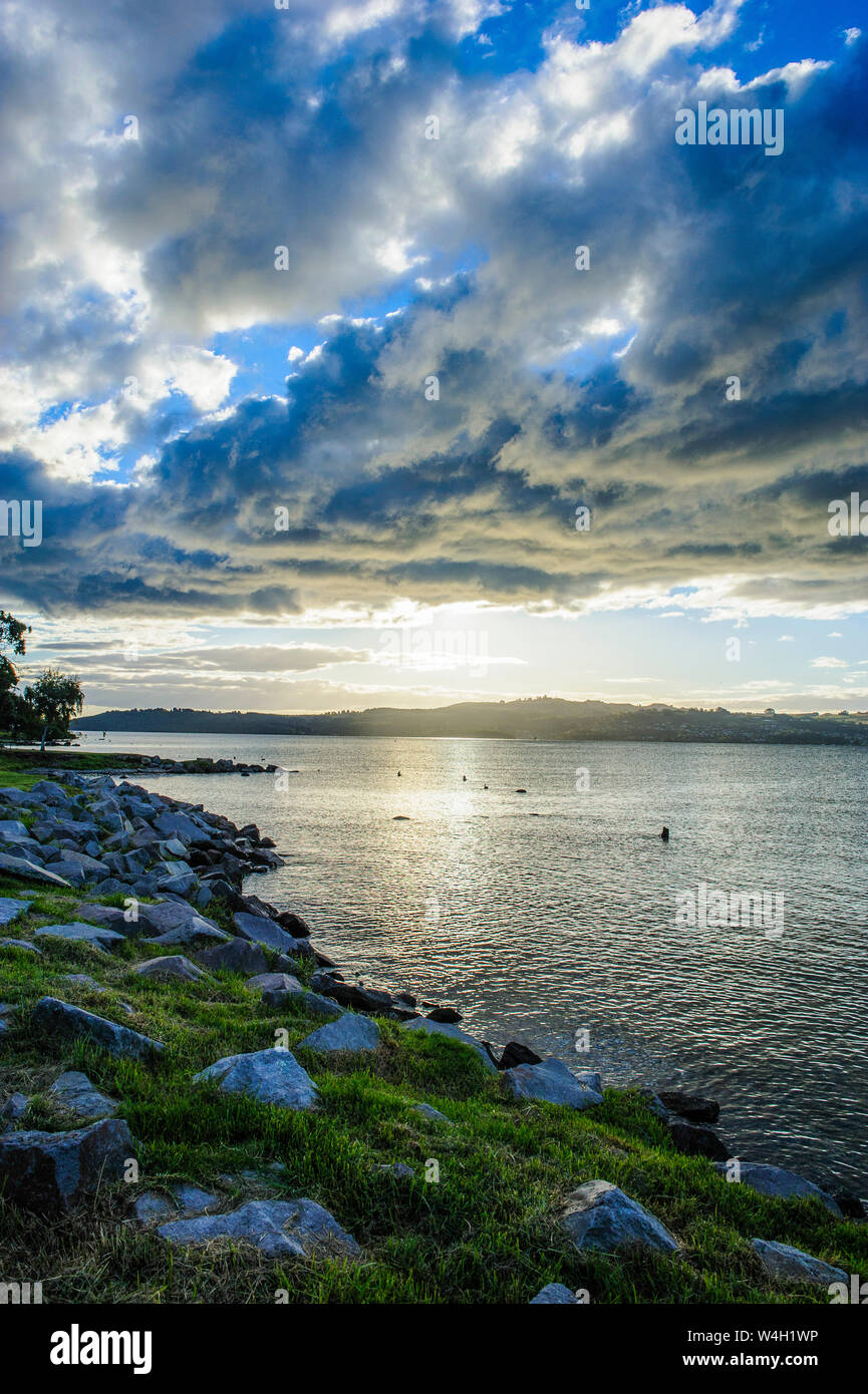 Am späten Nachmittag Licht bei Sonnenuntergang über dem Ufer des Lake Taupo, Nordinsel, Neuseeland Stockfoto