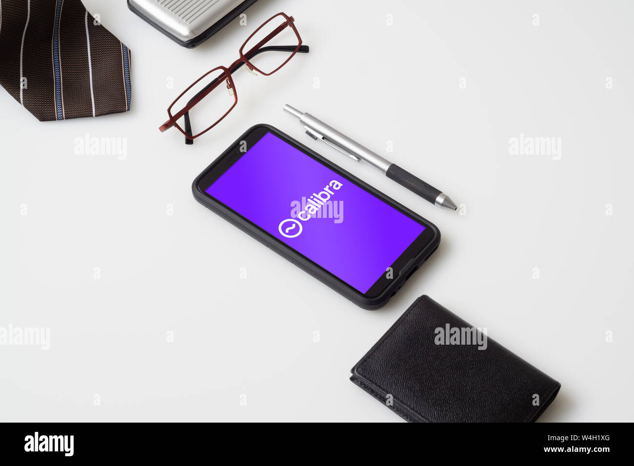 Bangkok, Thailand - 23. Juli 2019: Handy zeigt calibra Logo auf dem Bildschirm angezeigt. Facebook berichtet Neue cryptocurrency genannt Waage zu nutzen. Calib Stockfoto