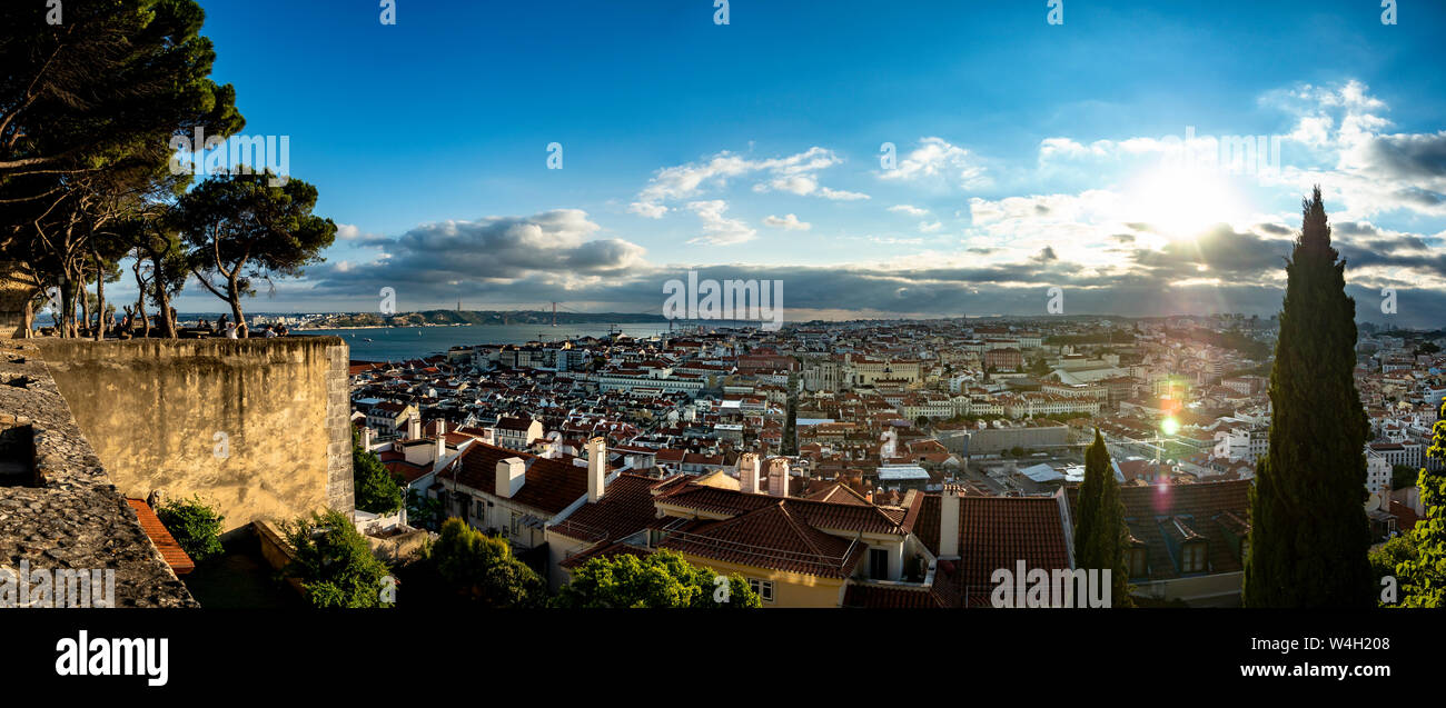 Blick über die Stadt, den Fluss Tejo vom Miradouro da Nossa Senhora do Monte, Lissabon, Portugal Stockfoto