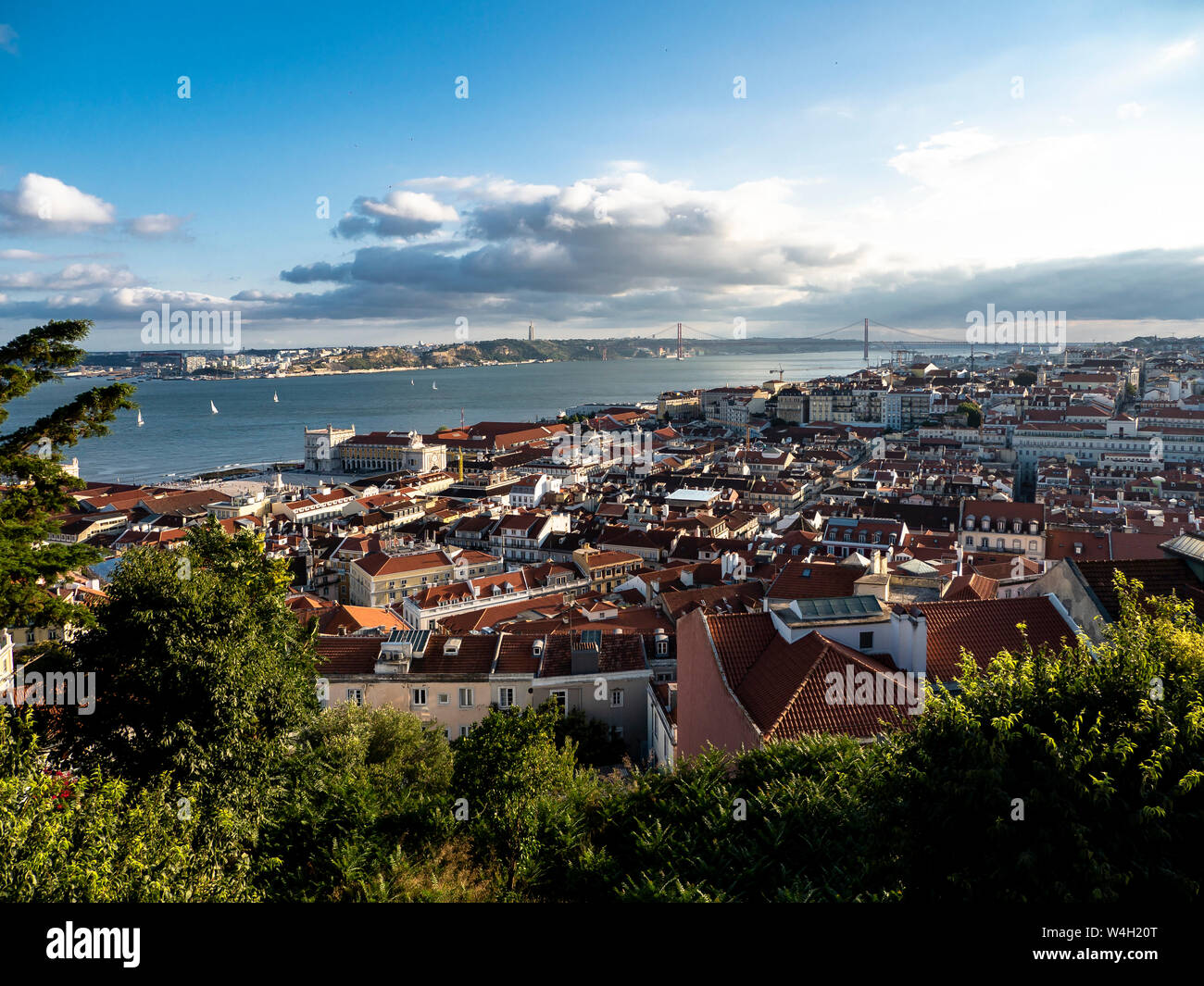 Blick über die Stadt mit der Ponte 25 de Abril Tejo Miradouro da Nossa Senhora do Monte, Lissabon, Portugal Stockfoto