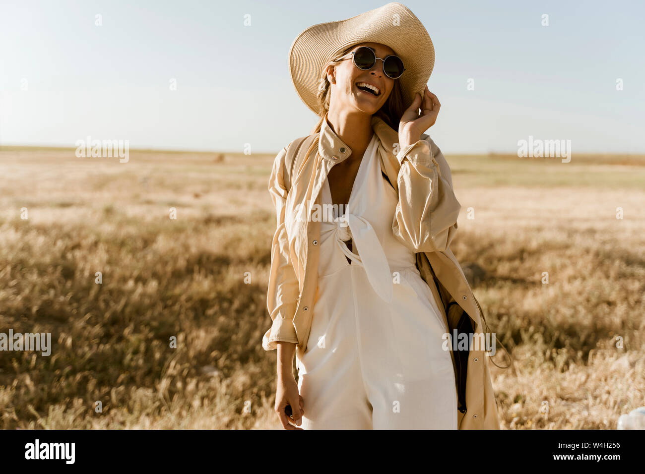Weibliche Reisende mit Stroh Hut und Sonnenbrille Stockfoto