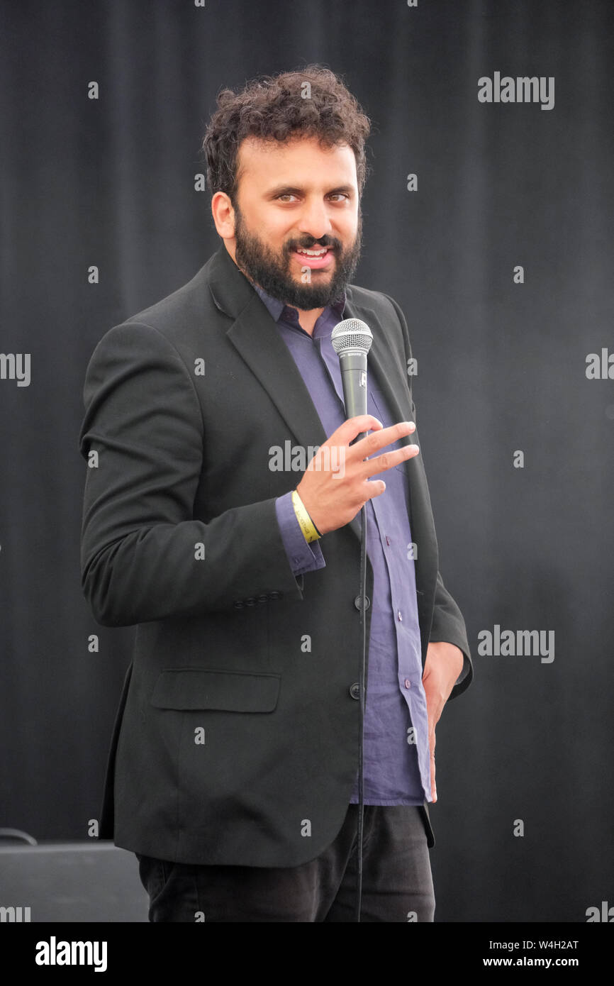 Nish Kumar live auf der Bühne des Larmer Tree Festival, UK. Juli 20, 2019 Stockfoto