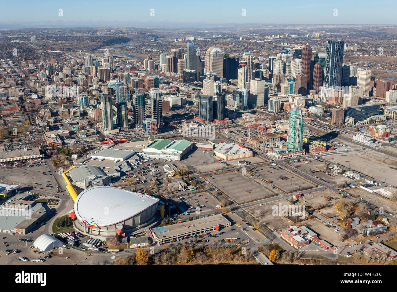 Luftaufnahme der Stadt Calgary, Alberta, Kanada mit dem Saddledome und Stampede Gelände. Stockfoto