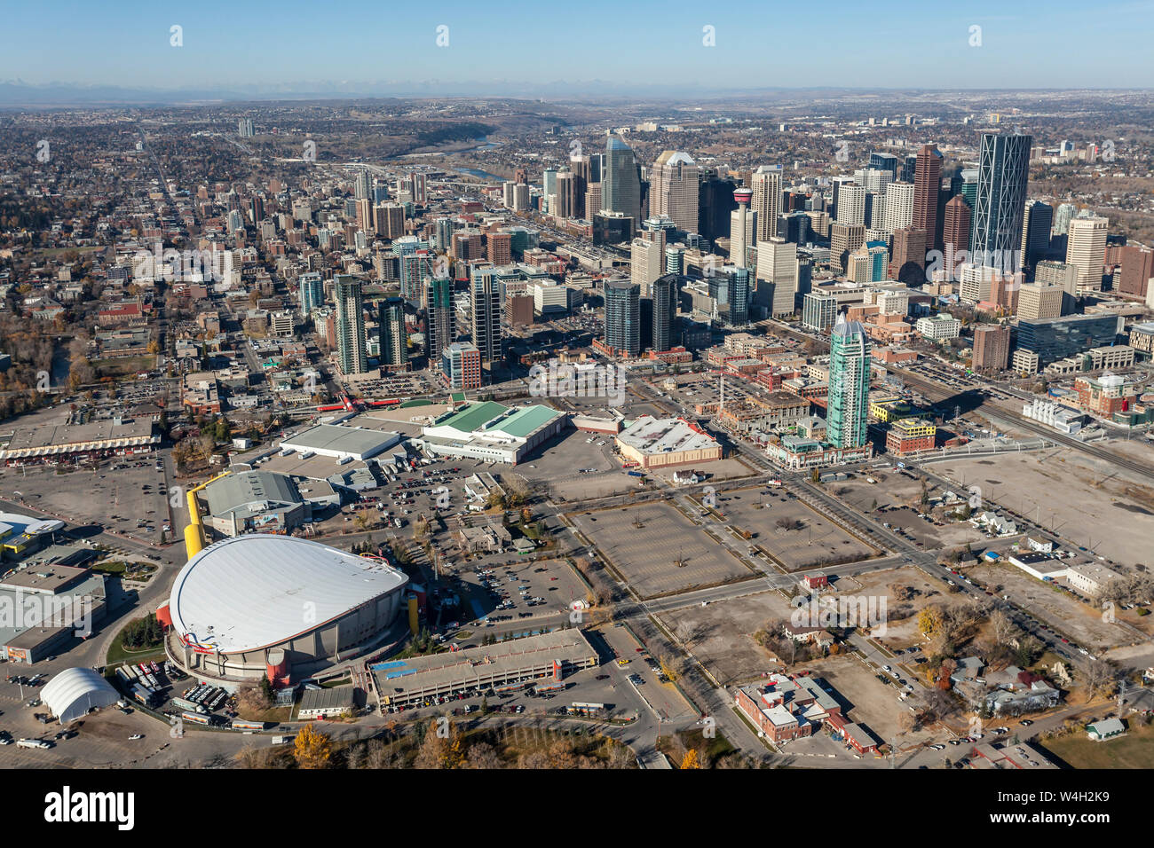 Luftaufnahme der Stadt Calgary, Alberta, Kanada mit dem Saddledome und Stampede Gelände. Stockfoto