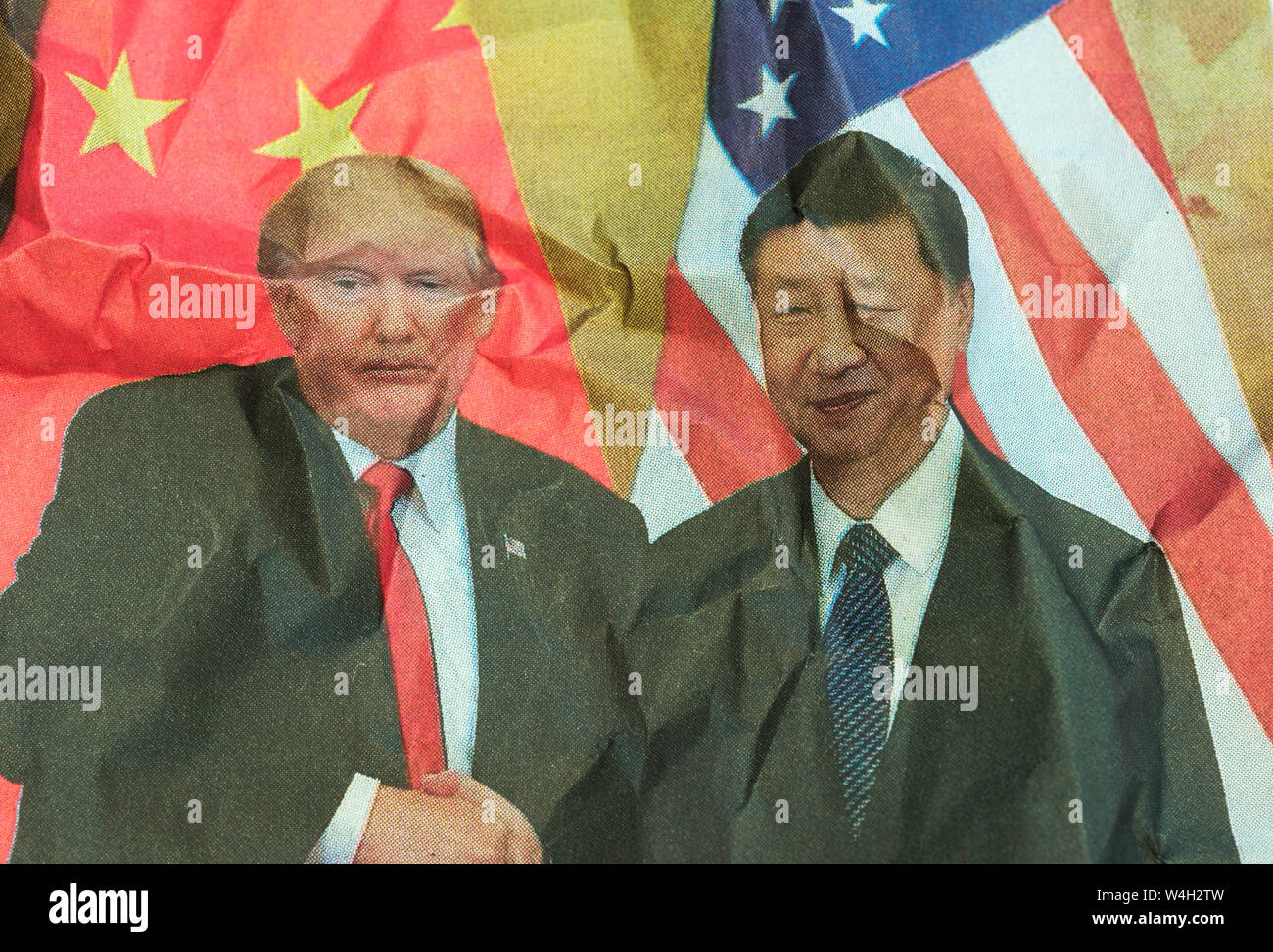 Zerknitterte Zeitungsseite mit US-Präsident Donald Trump und chinesischem Führer Xi Jinping Stockfoto