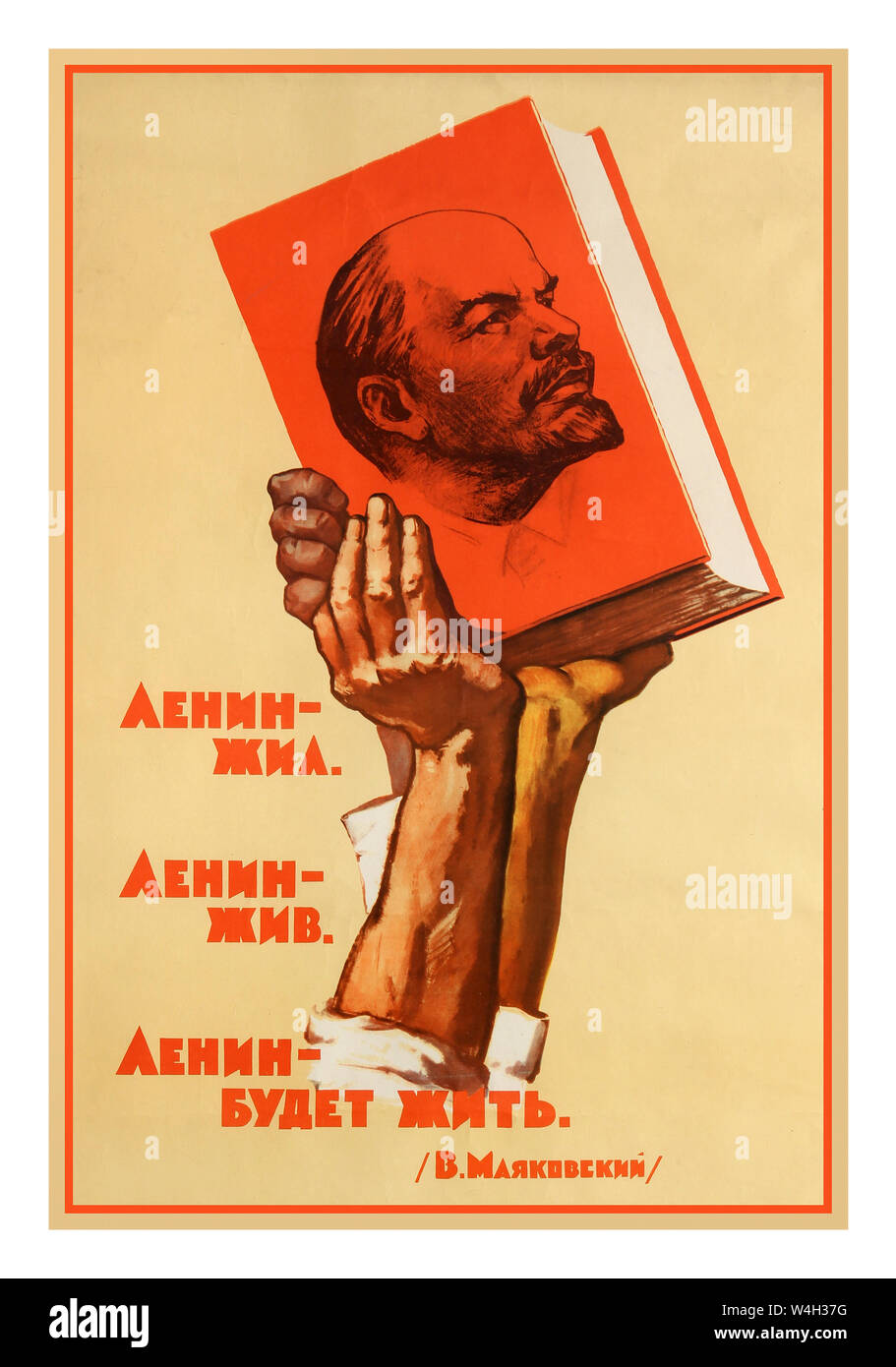 Der offiziellen sowjetischen Jahrgang 1957 Propaganda Poster: "Lenin, Lenin, Lenin wird Leben". Bild der starken Arme hoch oben ein rotes Buch mit einem Porträt von Lenin auf dem Cover vor einem gelben Hintergrund, mit dem Zitat von V. Majakowski auf der linken Seite des Bildes in stilisierten roten Buchstaben gedruckt. 1957, Russland, Designer: V. Vladimirov, Stockfoto