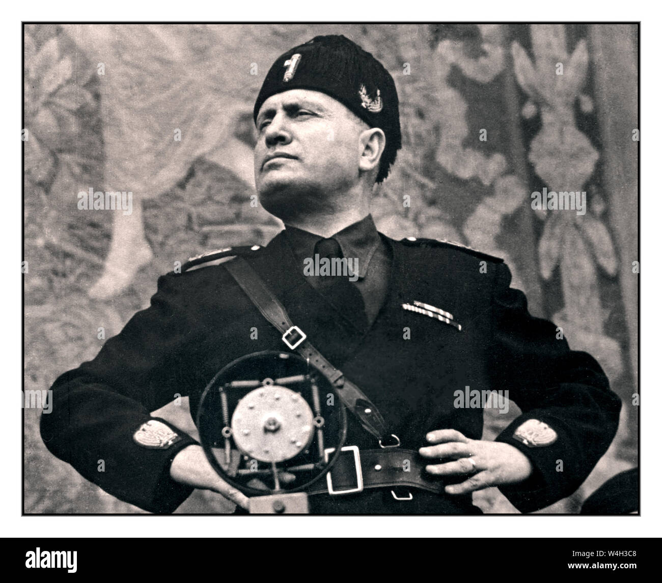 MUSSOLINI UNIFORM PODIUM MIKROFON REDE Jahrgang WW2 Bild von Benito Mussolini IL DUCE ein italienischer Politiker, Journalist und Führer der Nationalen Faschistischen Partei, Von 1922 bis zu seiner Tötung im Jahr 1943 regierte er das Land als Premierminister - verfassungsmäßig bis 1925, als er alle Vortäuschung der Demokratie abwarf und als Diktator regierte. Stockfoto