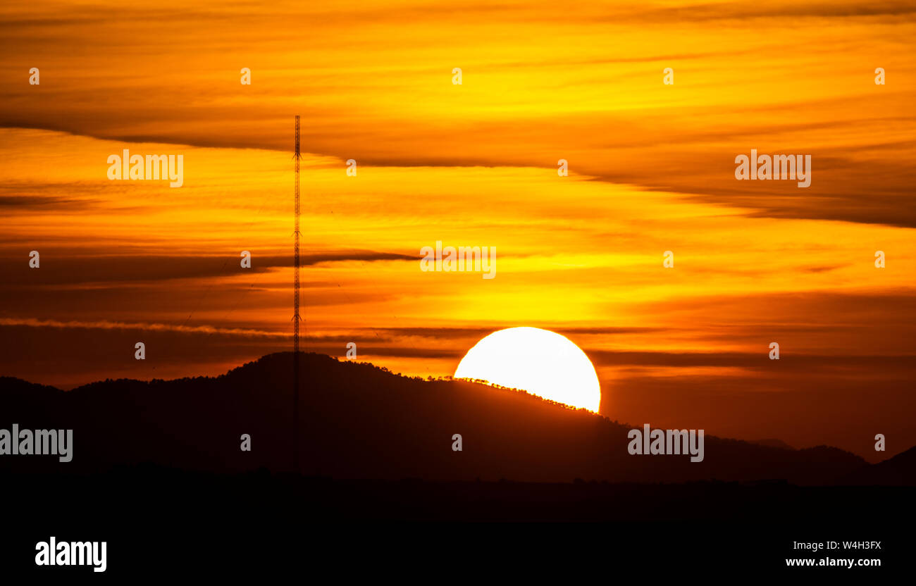 Sonnenuntergang hinter den Bergen in Zypern Stockfoto