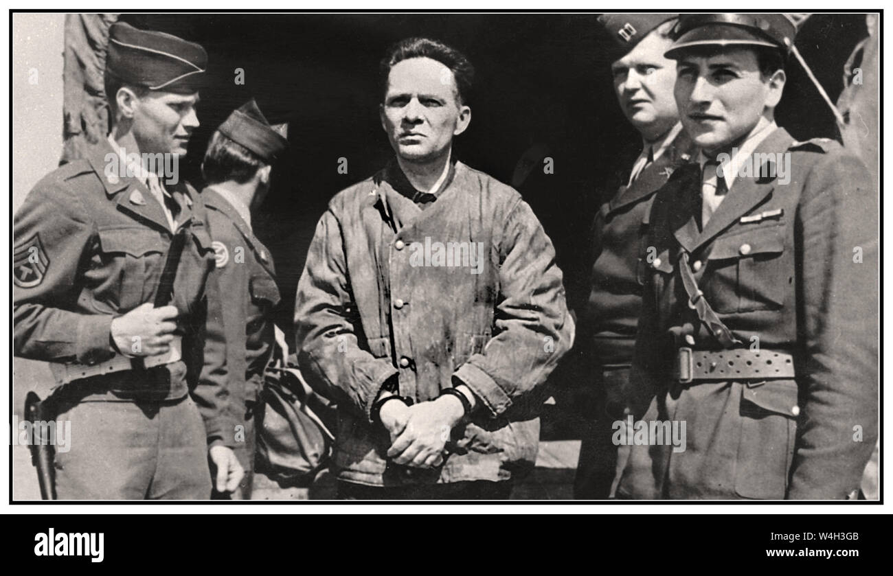 1947 Lagerkommandant Auschwitz Birkenau, Kriegsverbrecher Rudolf Hose (Hoess), der zu seinem öffentlichen HinrichtungsgGalgen in geeigneter Nähe des Krematoriums im NS-deutschen Vernichtungslager Auschwitz Birkenau in Polen geht. Auschwitz: Tochter von Kommandant Rudolf Höß spricht über ihre Kindheit Stockfoto