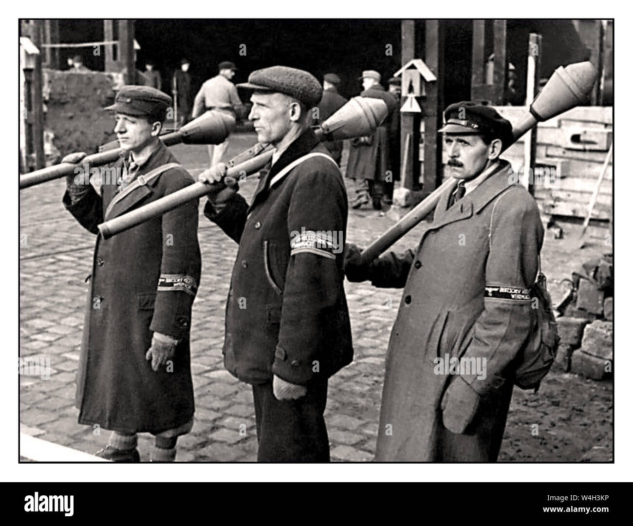 Volkssturm Deutscher Heimatschutz Jahrgang WW2 1945 Berlin. Adolf Hitlers stand zuletzt in Berlin mit Volkssturm Deutscher Heimatschutz mit Panzerabwehrraketen zum Beschuss bei vorrückenden russischen Panzerkräften. Der Volkssturm war eine nationale Miliz, die in den letzten Monaten des zweiten Weltkriegs von Nazi-Deutschland gegründet wurde Sie wurde von der Nazi-Partei auf Befehl Adolf Hitlers eingerichtet und am 16. Oktober 1944 wurde Bekannt gegeben, Dass Sie mit zusammengesandten Männern zwischen 16 und 60 Jahren besetzt war, die nicht bereits in anderen Militäreinheiten Dienst hatten. Der Volkssturm umfasste eine der letzten Komponenten der Verteidigung Berlins Deutschlands Stockfoto