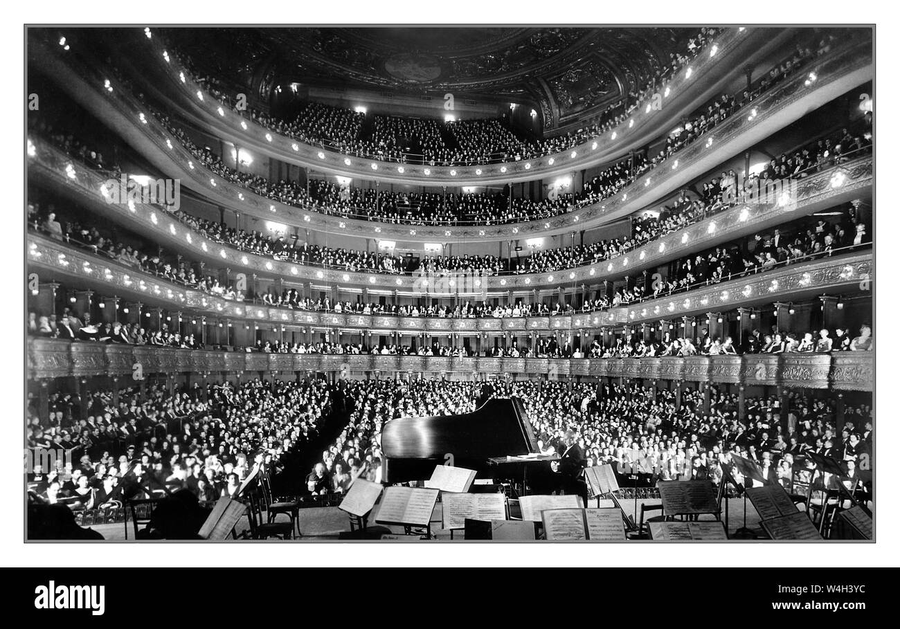 1937 Vintage B&W Bild des ehemaligen Metropolitan Opera House (39th St) in New York City. Ein volles Haus, an der Rückseite der Bühne gesehen, an der Metropolitan Opera House für ein Konzert des Pianisten Josef Hofmann, 28. November 1937. Stockfoto