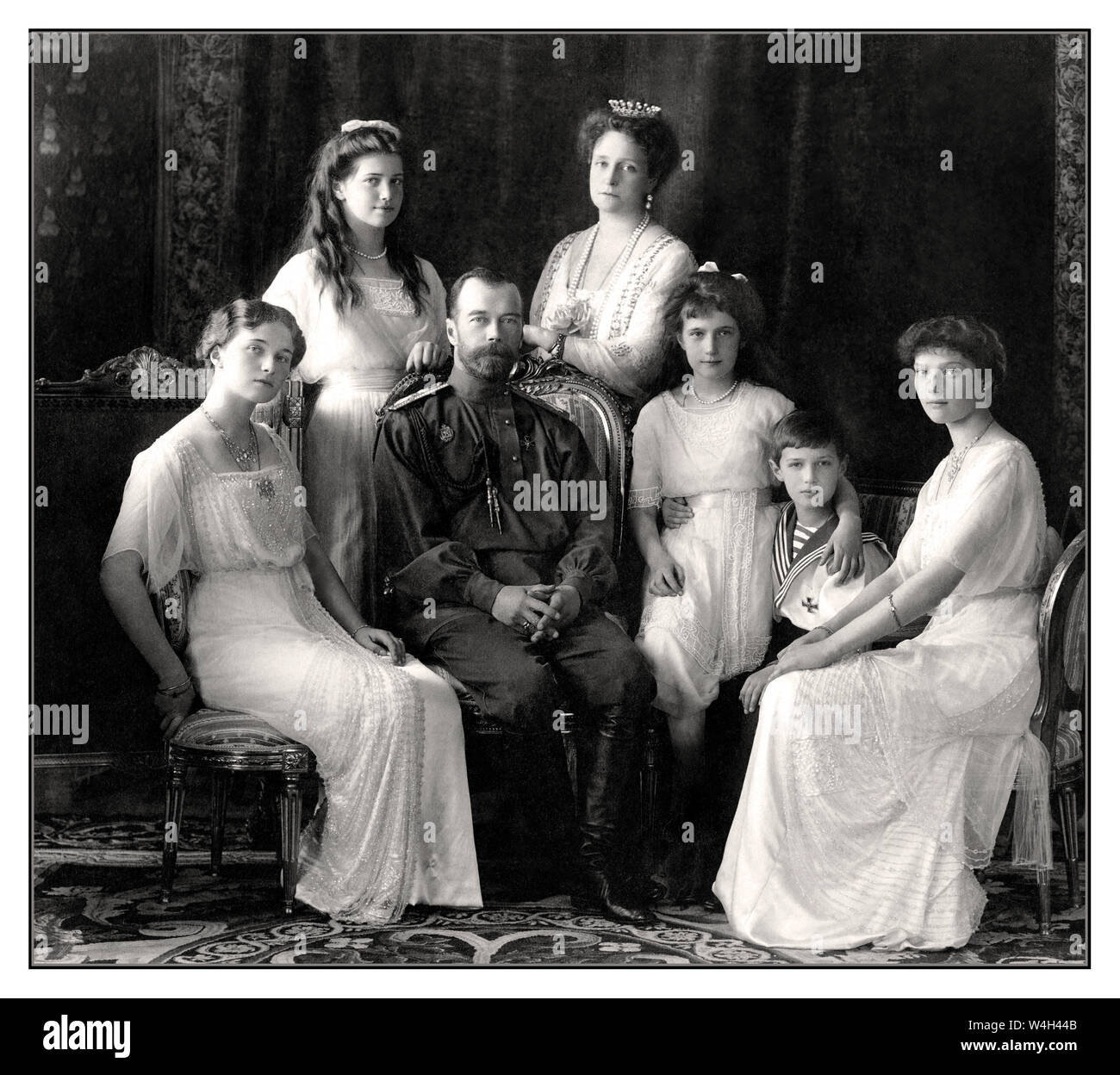 ROMANOW Zar Nikolaus II. Von Russland und RUSSISCHE KAISERFAMILIE ROMANOW Familie Vintage Gruppe formelles Porträt (von links nach rechts): Olga, Maria, Nikolaus II., Alexandra Fjodorovna, Anastasia, Alexei und Tatiana. Livadiya, 1913. Porträt der Familie Zar Romanov vom Levitsky Studio, Livadiya. Bild reverarbeitet retuschiert und verbessert, um ursprüngliche Qualität zu offenbaren, St. Petersburg, Russland.2GEAH3J Stockfoto