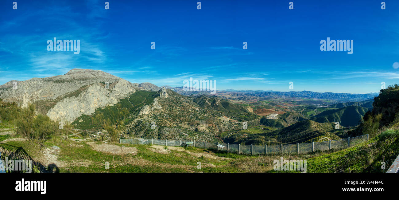 Bild aufgenommen auf den Bergen rund um „El caminito del Rey“ bei Ardales. Dieses Bild ist ein Panoramafoto. Stockfoto
