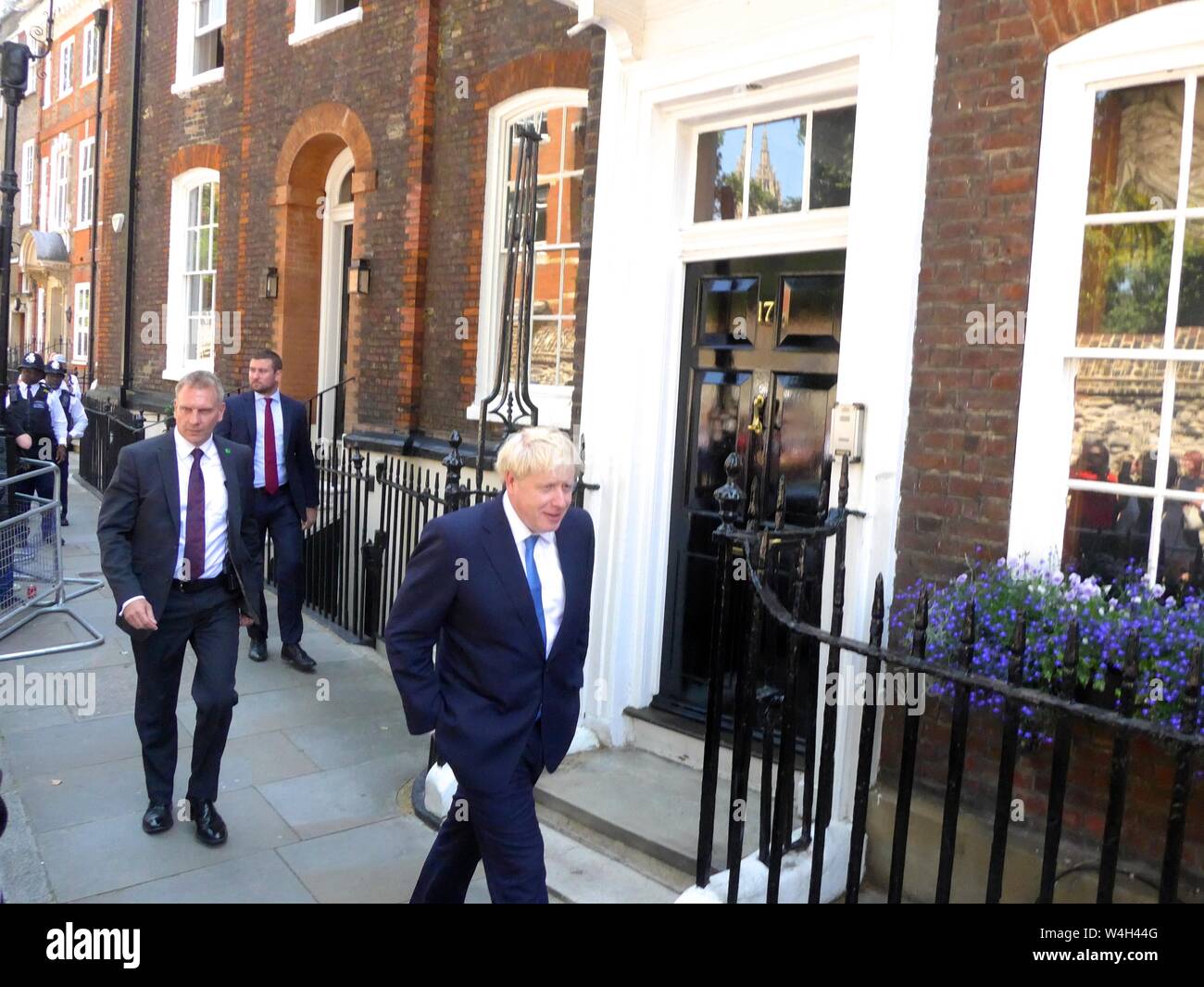 Boris Johnson Blätter große College St zwei Stunden nach als der Sieger der Führung Rennen am 23. Juli 2019 verkündet worden. Stockfoto