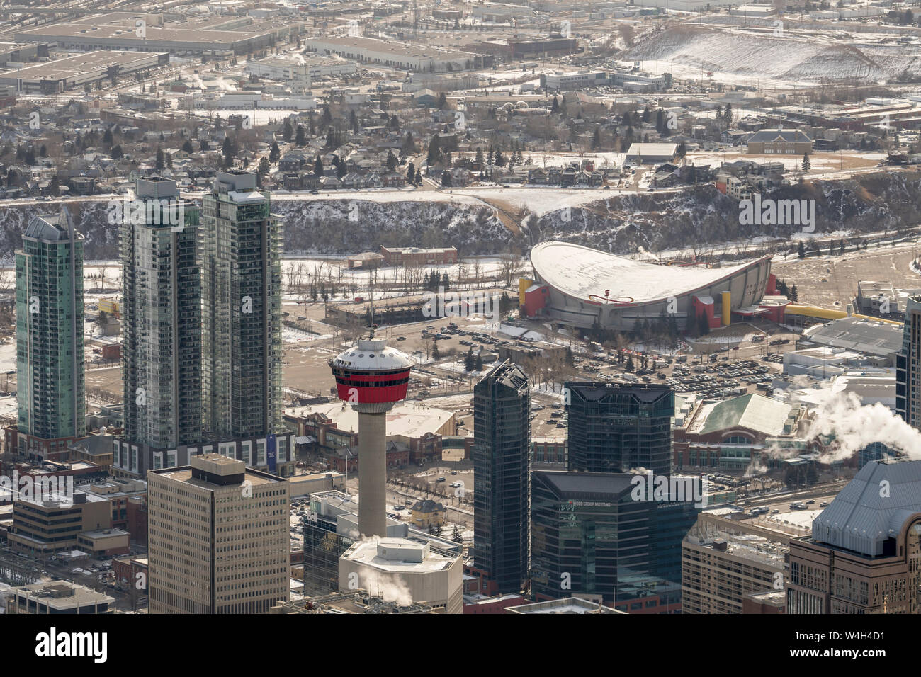 Luftaufnahme von Downtown East Calgary, Alberta mit dem Saddledome im Hintergrund. Stockfoto