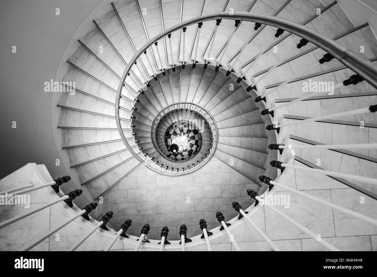 Schöne Wendeltreppe im alten Haus, Schnecke Geometrie, Schwarz und Weiß Stockfoto