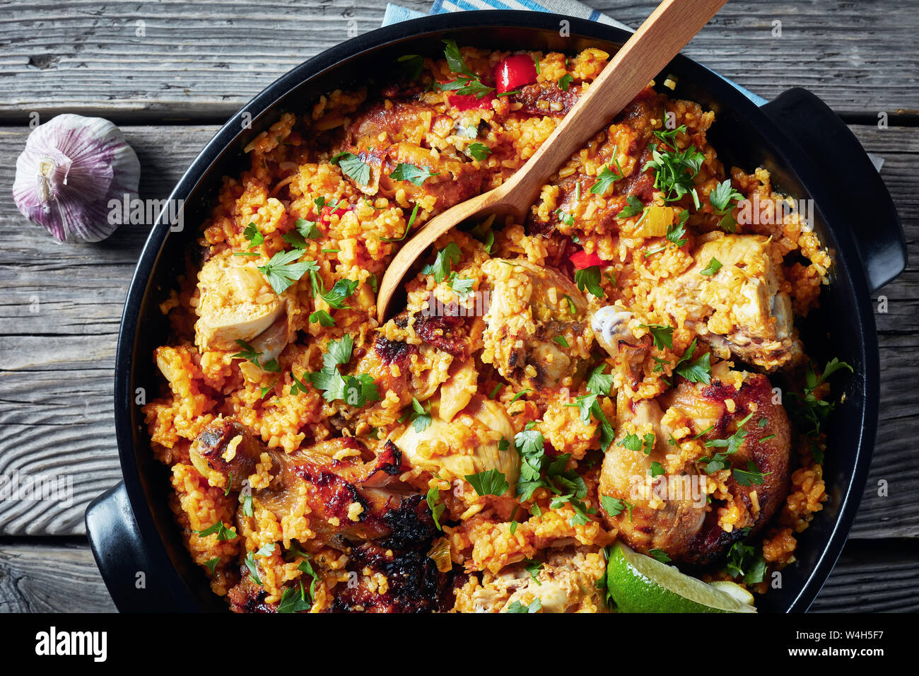 Arroz con Pollo, spanische Küche, Reis mit Hähnchen und Gemüse in einen ...