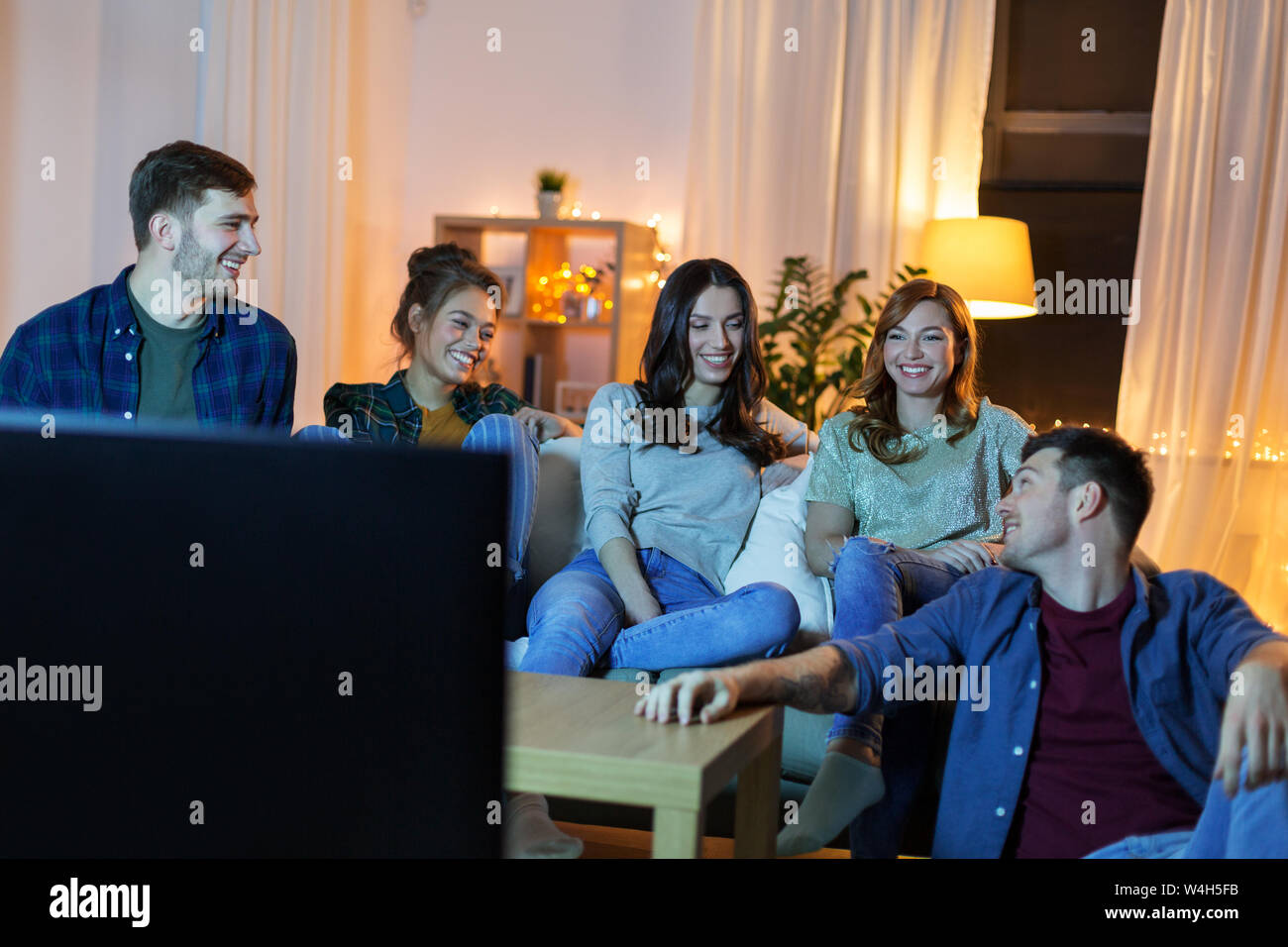 Gerne Freunde tv zu Hause Fernsehen in Abend Stockfotografie - Alamy