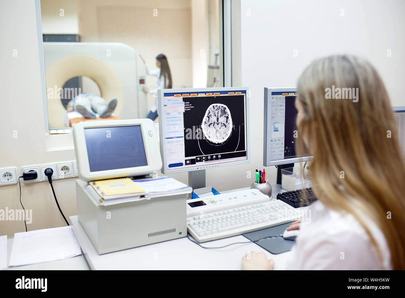 Mrt-Maschine und Bildschirme mit Arzt und Krankenschwester. Stockfoto