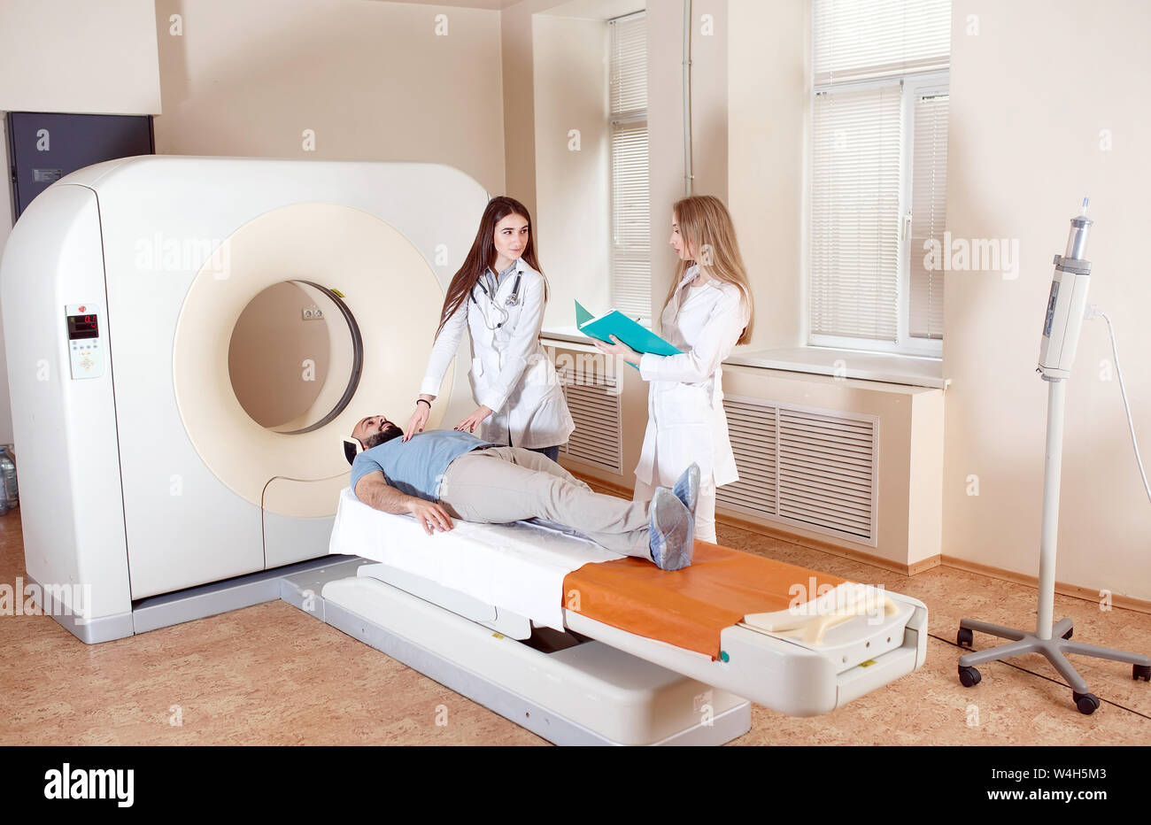 Gerne Patienten, die sich einer MRT-Untersuchung im Krankenhaus Stockfoto