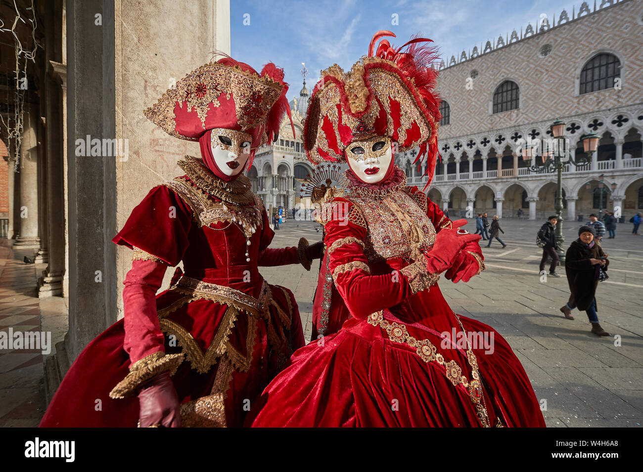 Venezianische Masken in rot Kostüme in Venedig Italien. Stockfoto