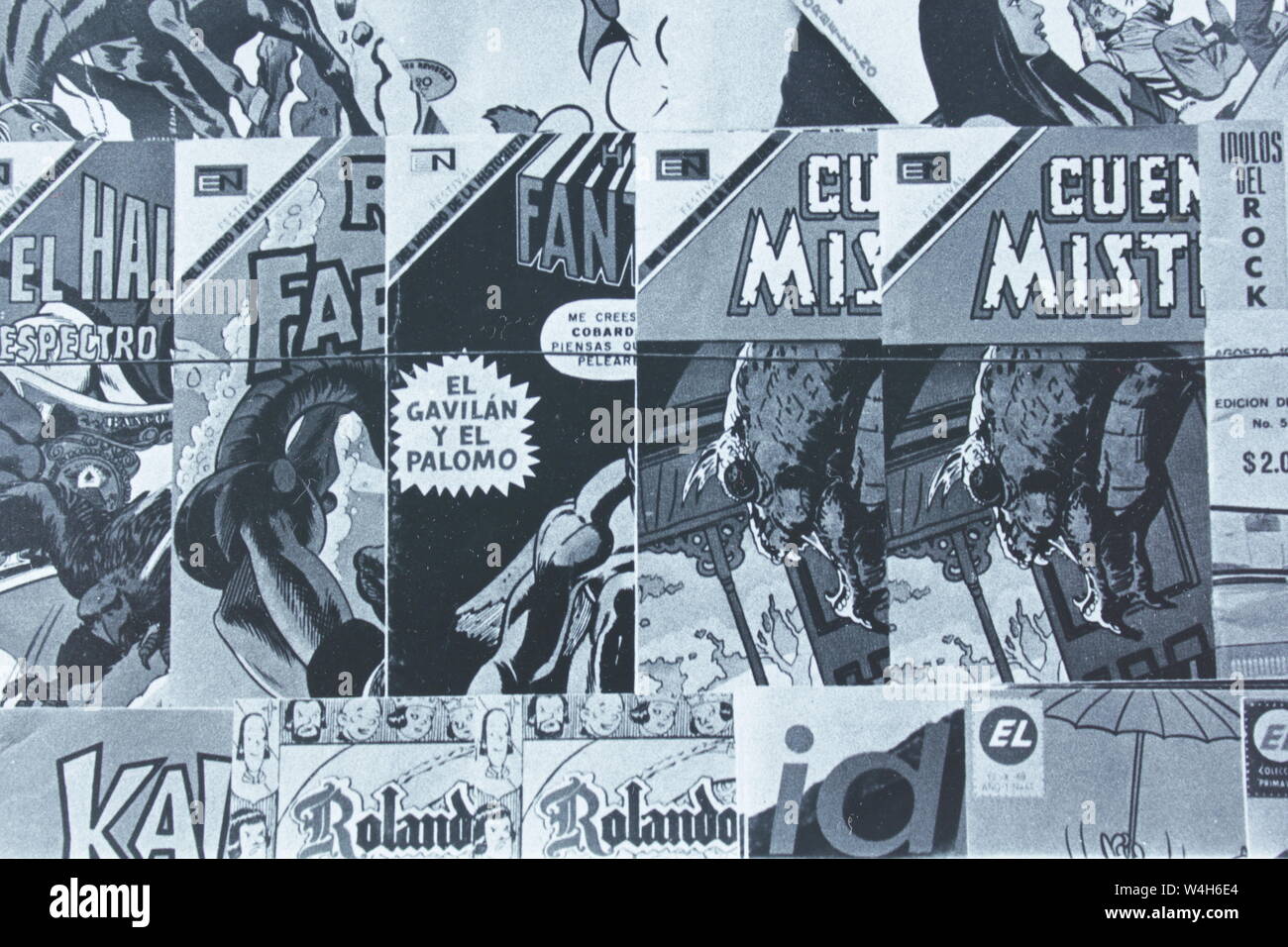 Feine schwarze und weiße Kunst Fotografie von einem Regal des Spanischen Zeitschriften und Comics aus den 70er Jahren. Stockfoto