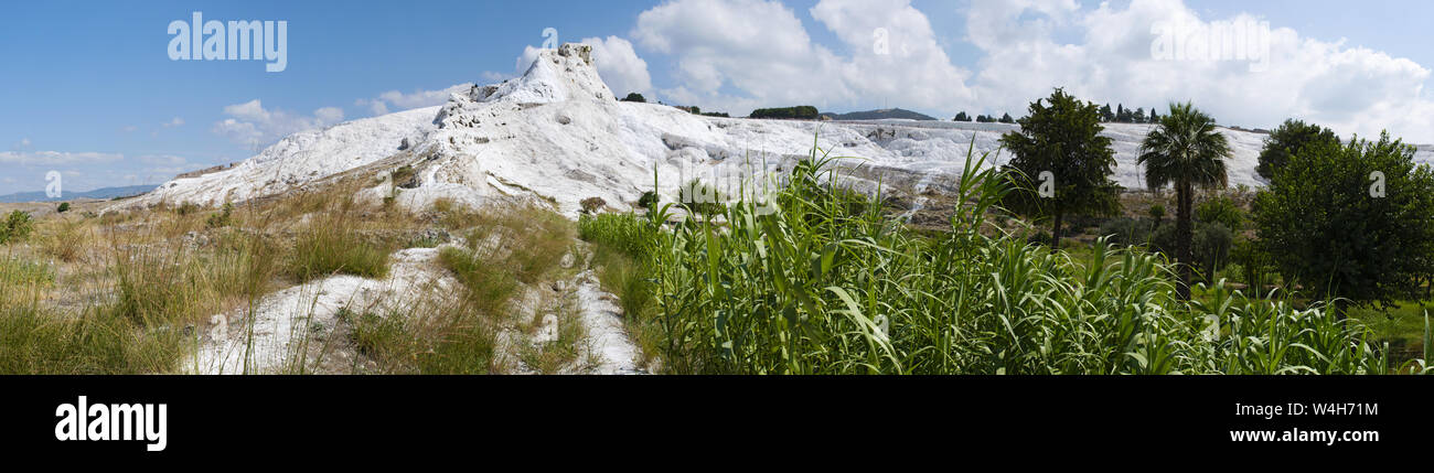 Türkei: Panoramablick von Travertin Terrassen von Pamukkale (Baumwolle), natürlichen Standort Sedimentgestein durch Wasser aus den heißen Quellen hinterlegt Stockfoto