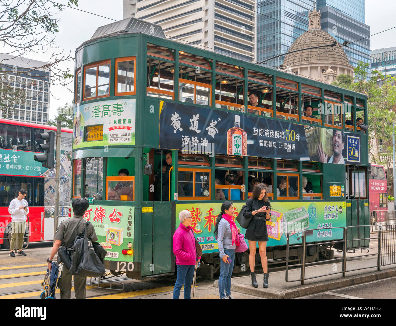 Hong Kong Tram auf Des Voeux Road, Central District, Hong Kong Island, Hong Kong, China Stockfoto