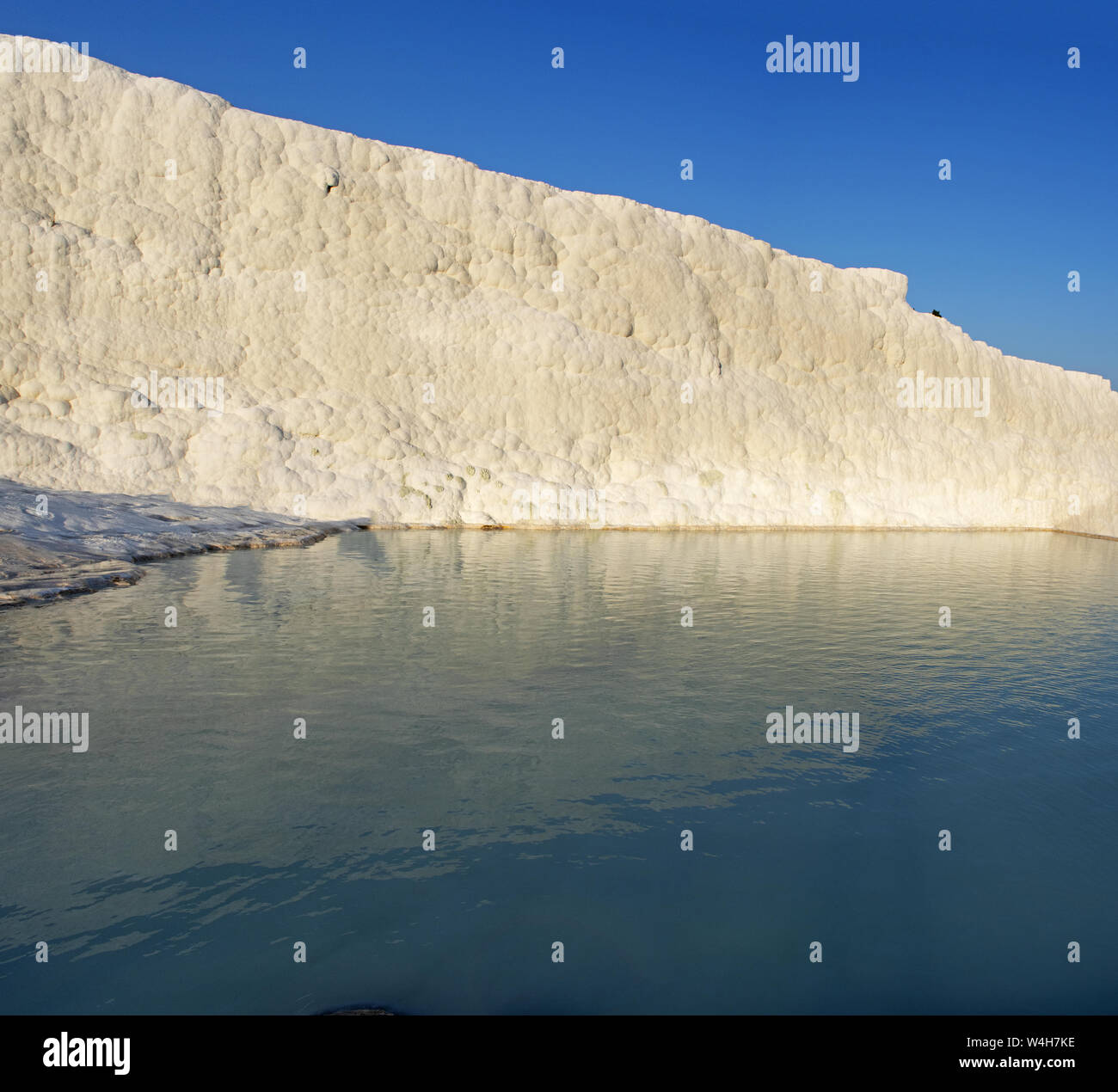 Türkei: Details der Calcium-Pools auf Travertin Terrassen von Pamukkale (Baumwolle), natürlichen Standort Sedimentgestein von heißen Quellen hinterlegt Stockfoto