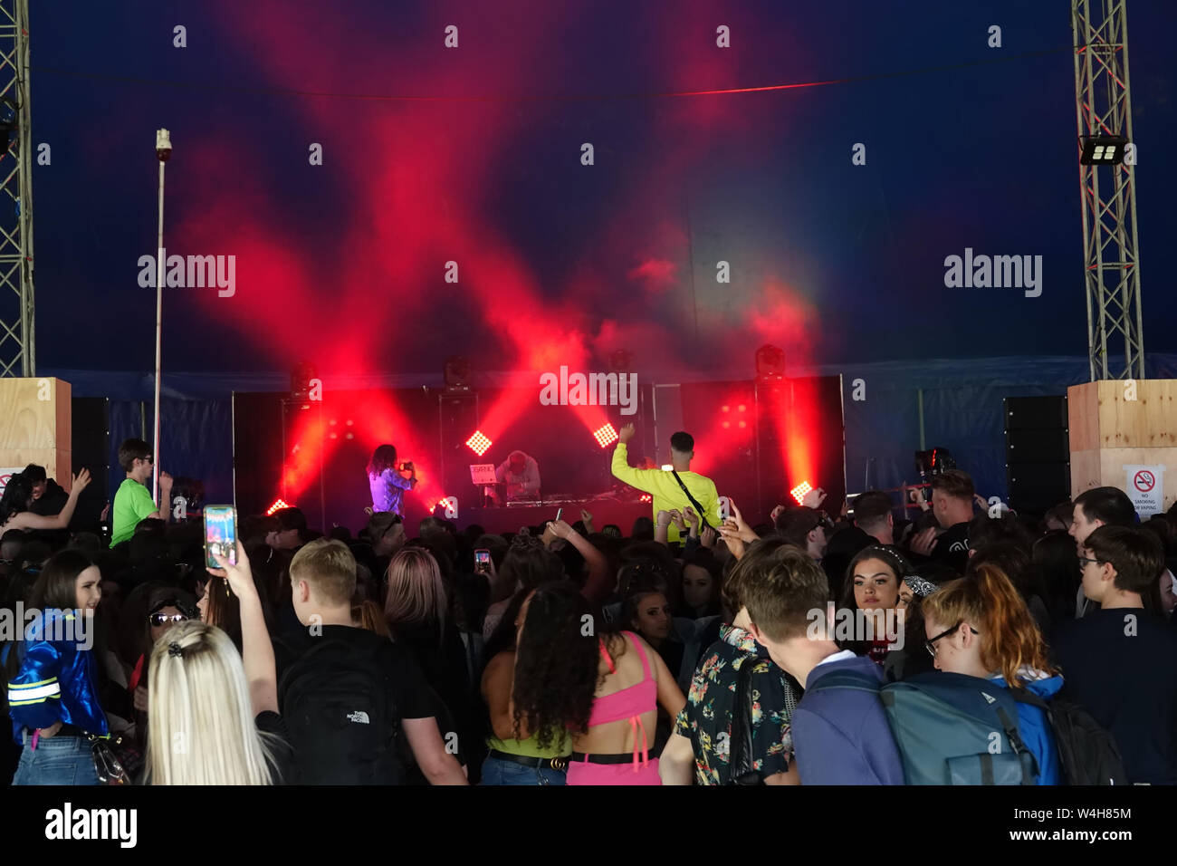 Jugendliche Musik hören in einer großen Marke rave an einer im Music Festival Stockfoto