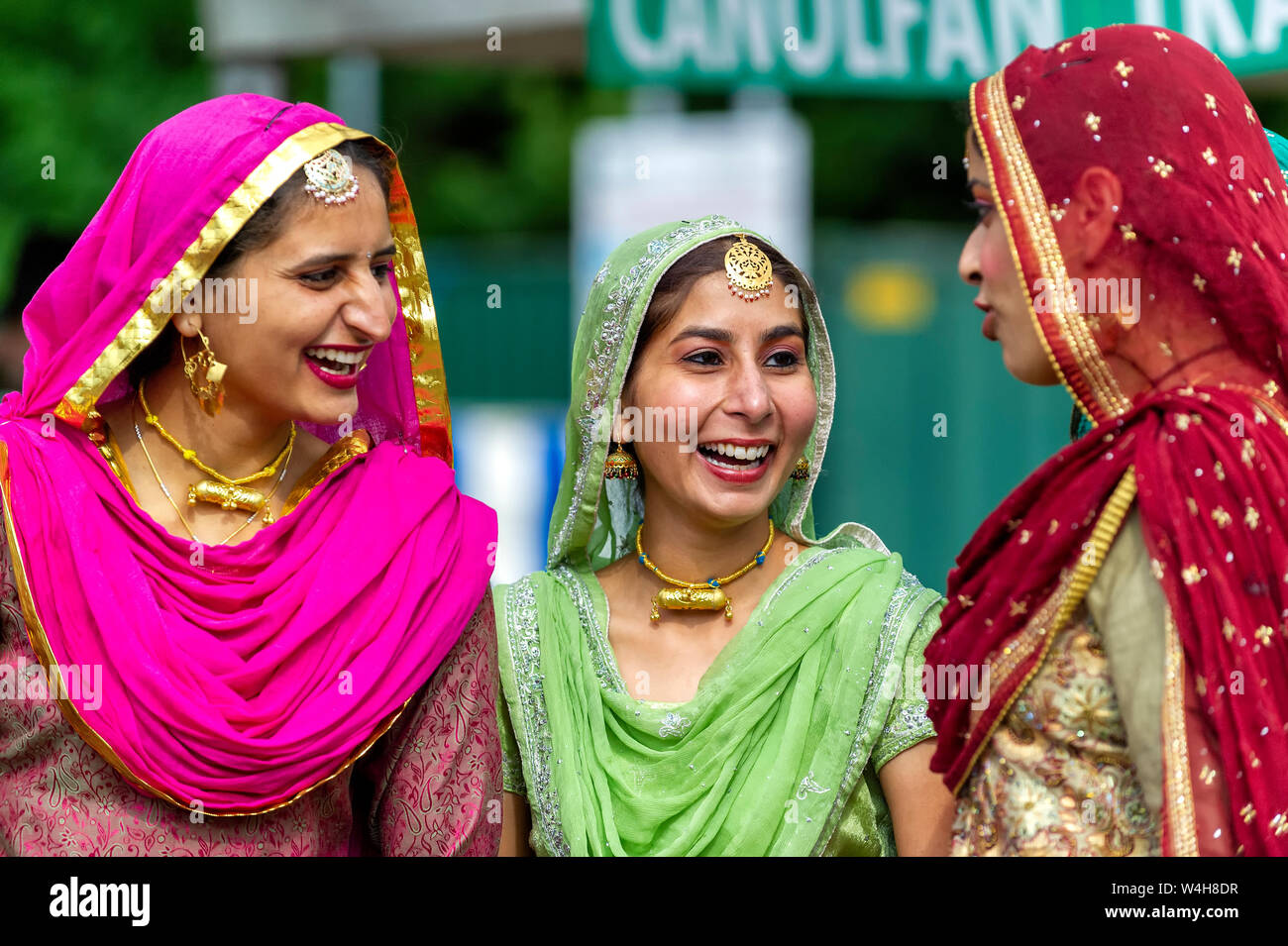 Gruppe von lächelnden Frauen tragen traditionelle indische Tracht Stockfoto