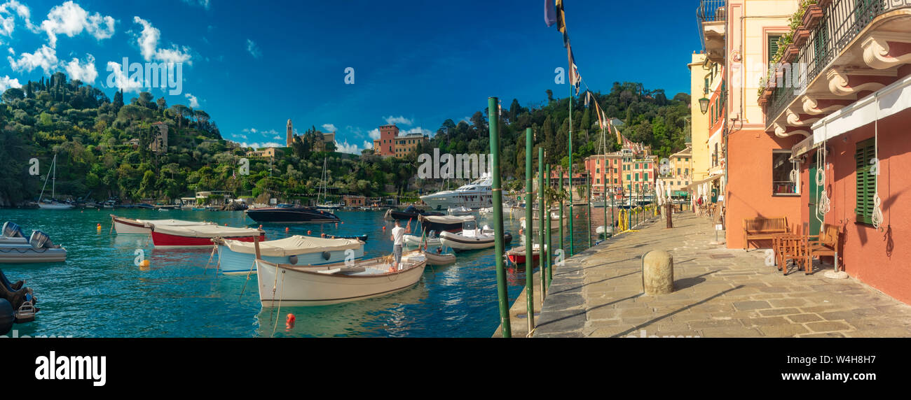 Panorama von der Uferpromenade und dem Hafen mit seinen angelegten Boote an einem sonnigen Sommertag in Portofino, Ligurien, Italien ein beliebtes Resort Stockfoto