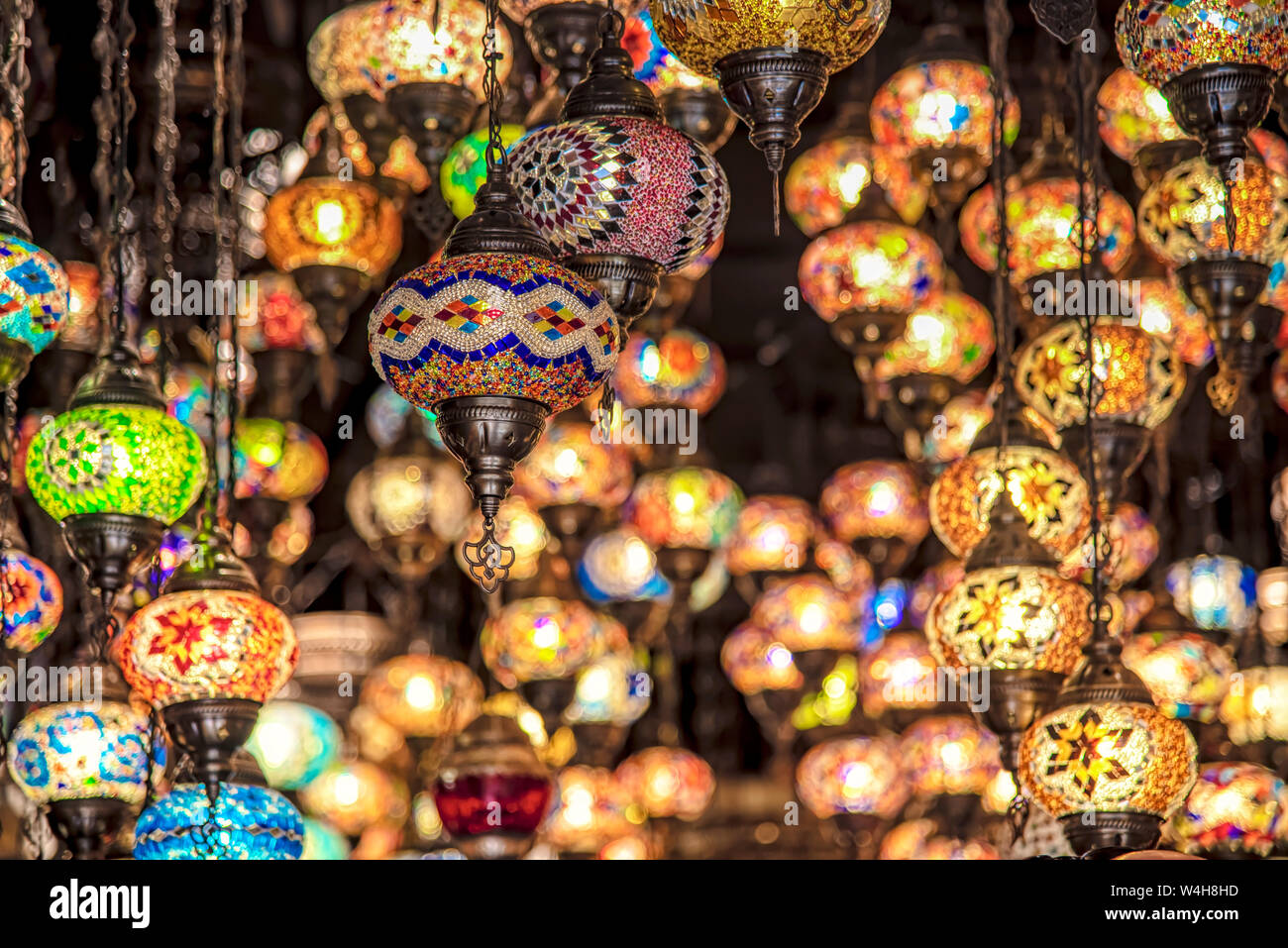 Mehrere bunte hängenden handgefertigte dekorative Glas Lampen in Vorder- und Hintergrund mit arabischem Design Stockfoto