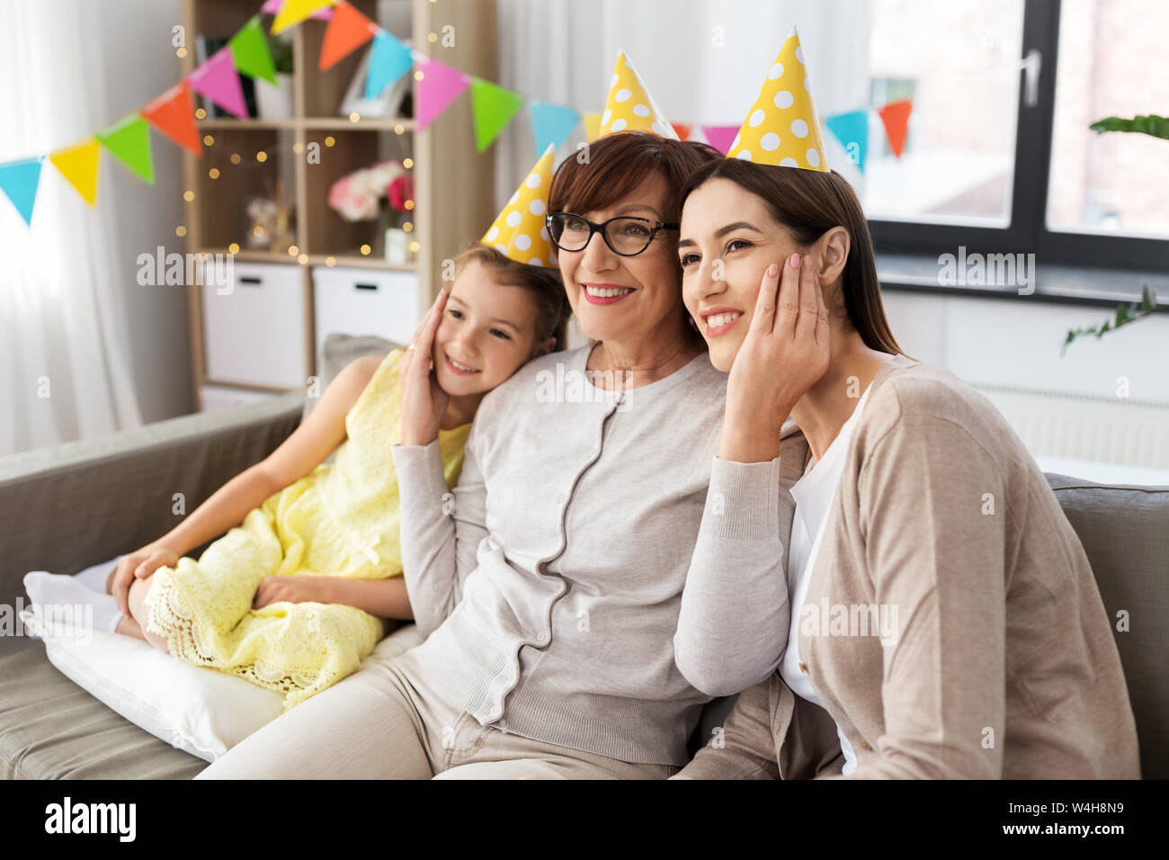 Mutter, Tochter und Großmutter an den Geburtstag Stockfoto