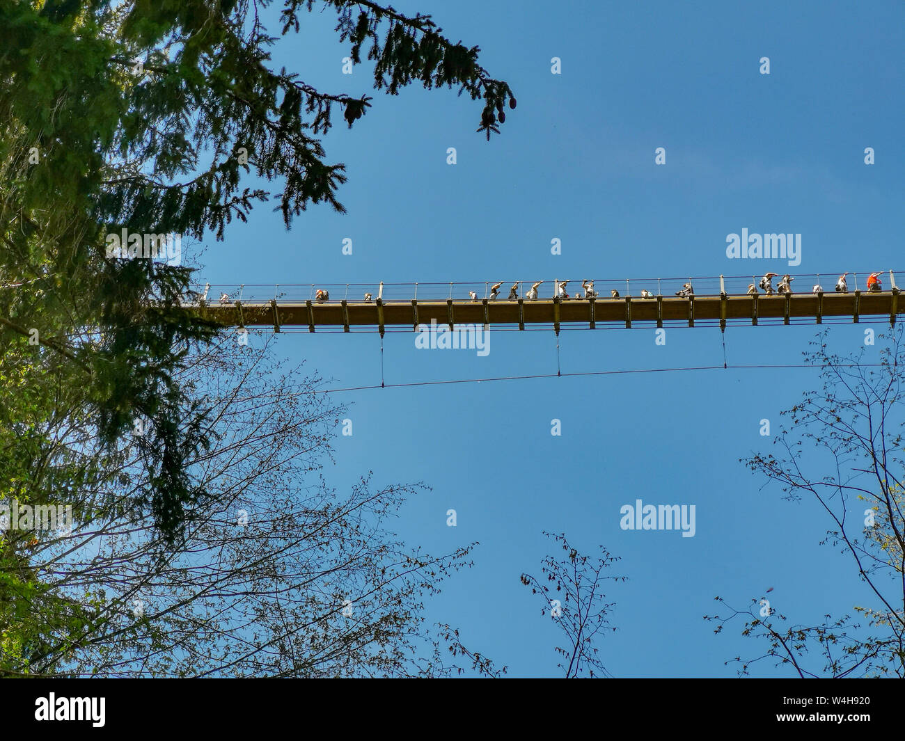 Moersdorf, Rheinland-Pfalz, Deutschland - 22. April 2019: viele Besucher auf eine der längsten Hängebrücken in Europa Stockfoto