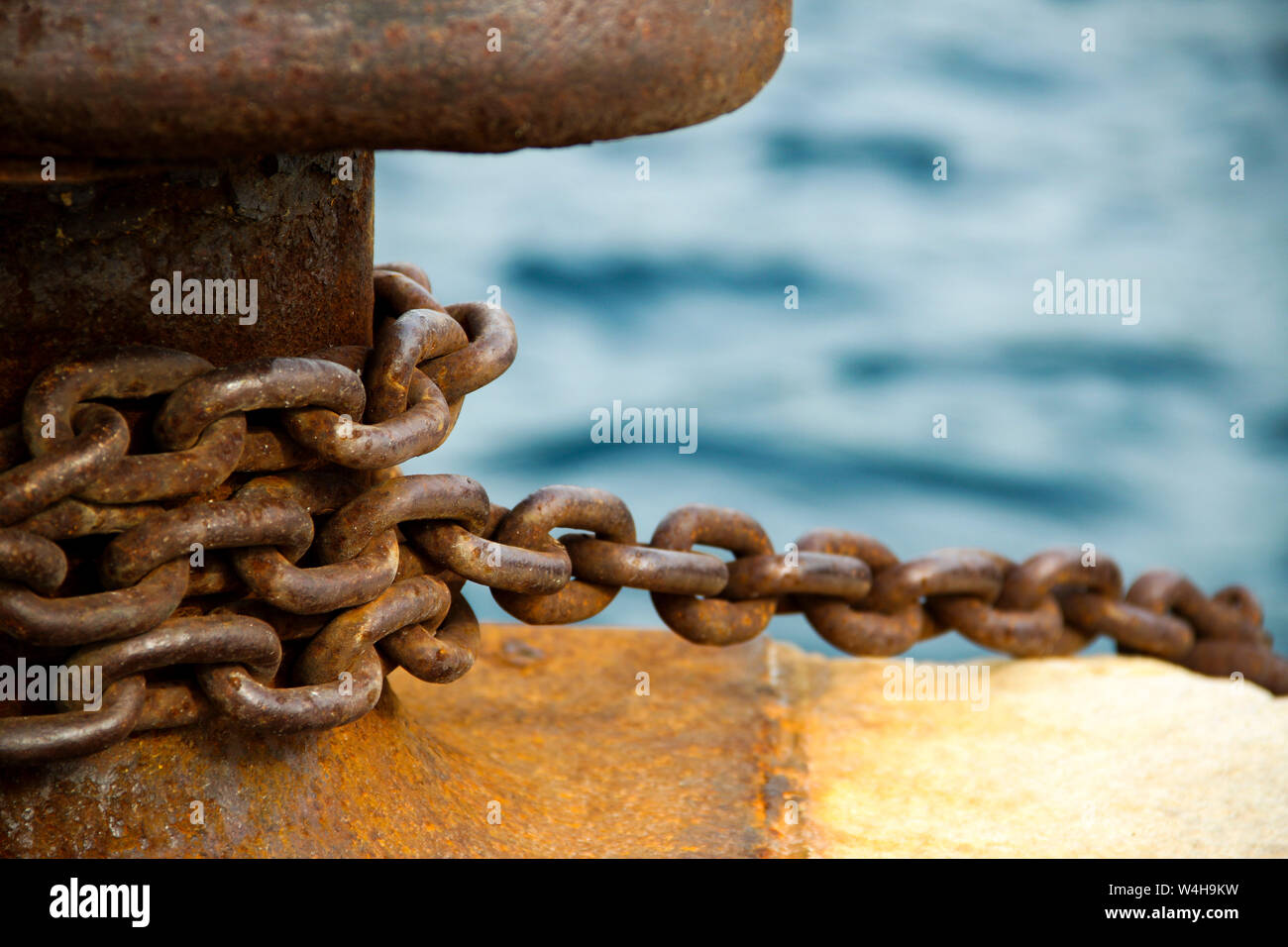 Alte und rostige Liegeplatz post auf konkrete Dock auf den Hafen Stockfoto