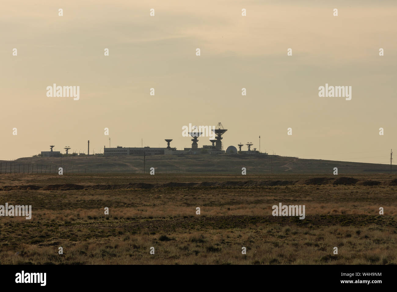 Antenne am Raumhafen. Die tracking Center auf dem Kosmodrom Baikonur, eine Signalisierung station Raketen. Stockfoto