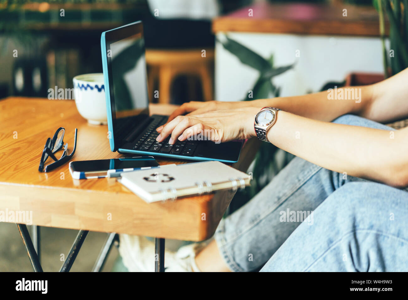 Nahaufnahme der weibliche Hände am Laptop Tastatur im Cafe, Jugend Kommunikation online. Stockfoto