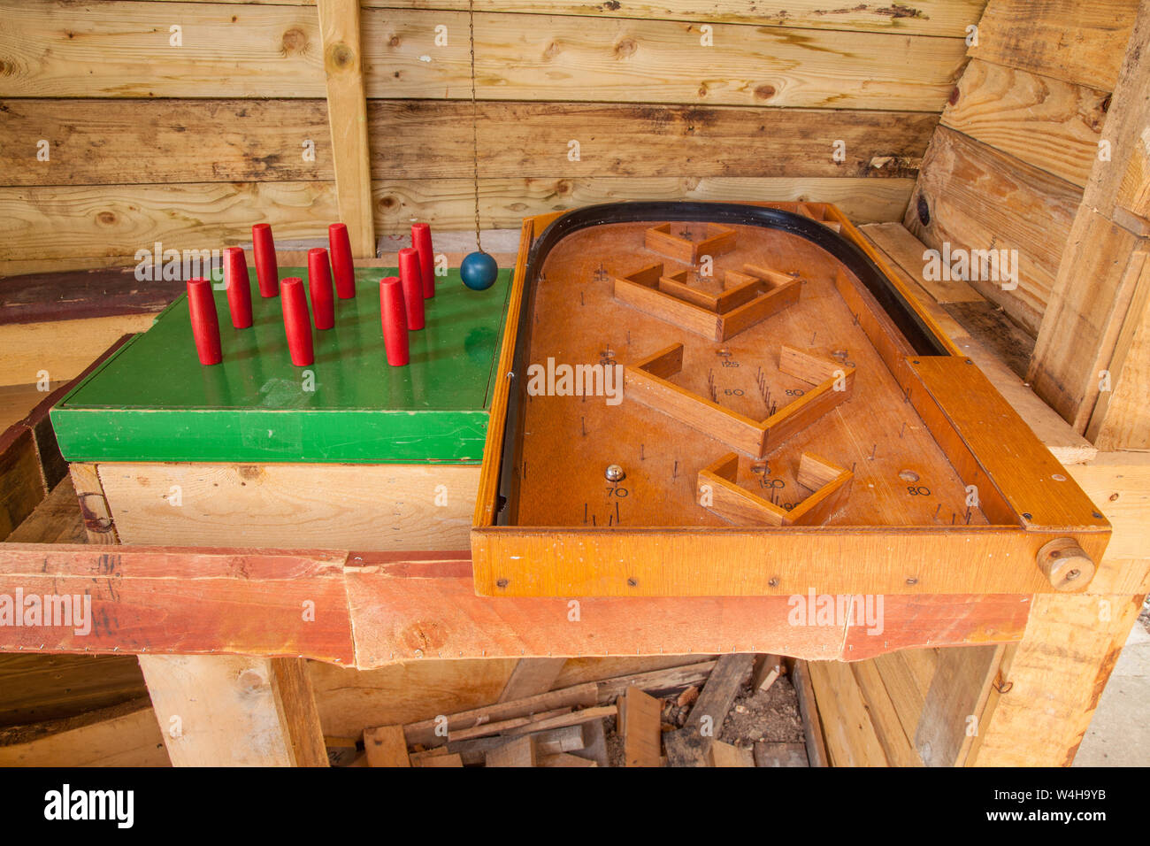 Retro Spiele an den Wagen und der Wigwam Whirlpool, Hattingley, Medstead, Alton, Hampshire, England, Vereinigtes Königreich. Stockfoto