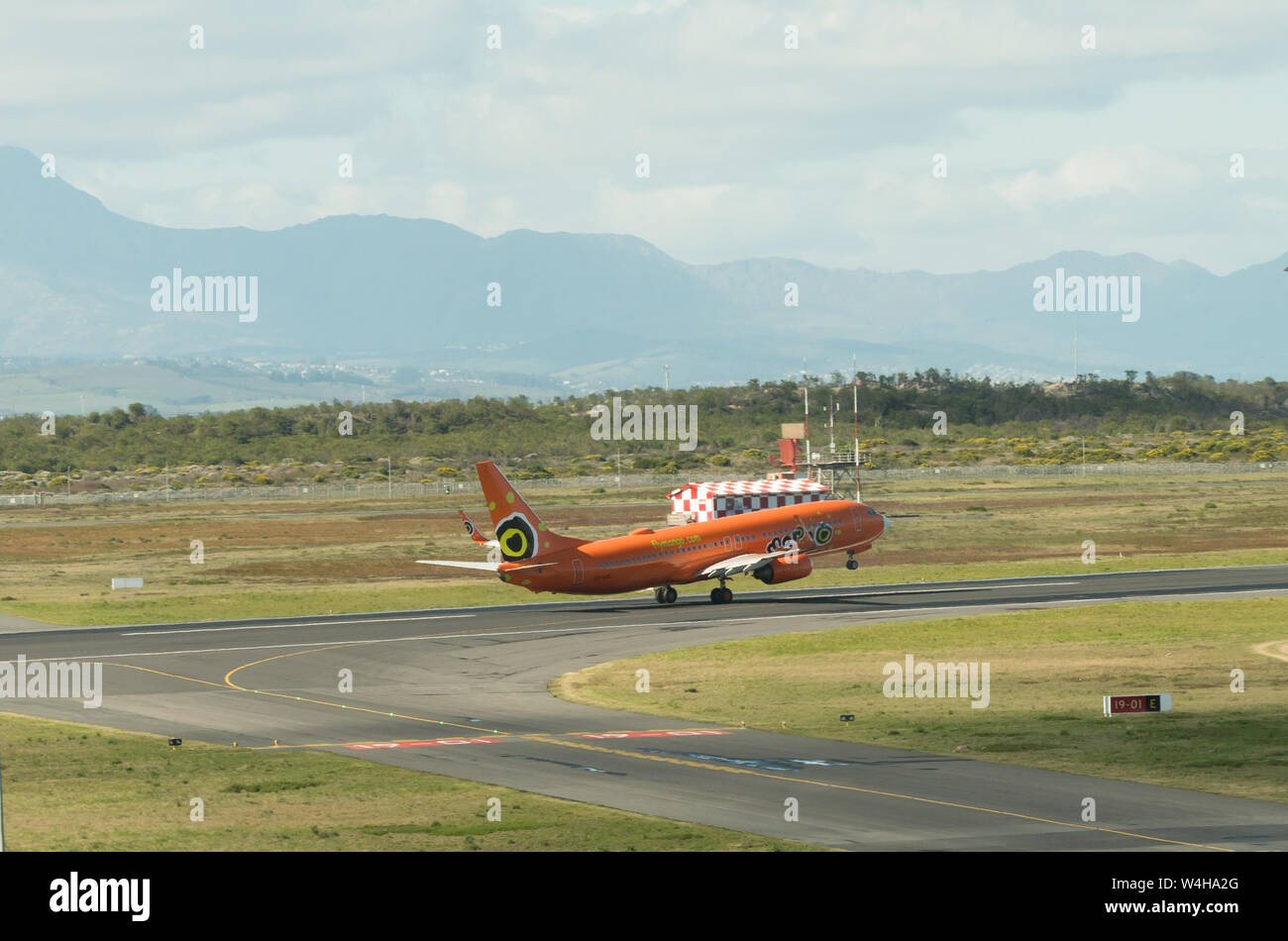 Low cost budget Südafrikanischen airliner, Mango Airlines, die auf der Start- und Landebahn am Flughafen Kapstadt, Südafrika Stockfoto