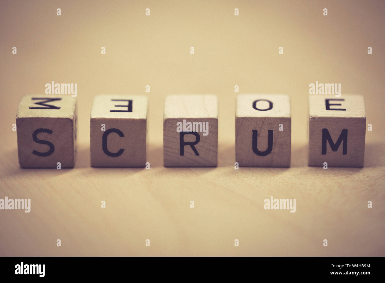 Holzwürfeln, die das Wort scrum auf einem Tisch, Büro Stockfoto