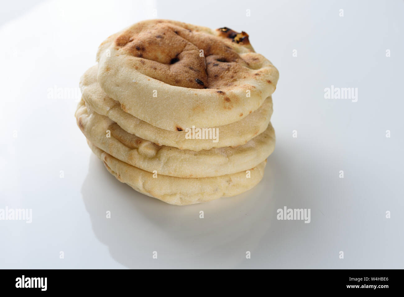 Puffed frisch pita Brot auf weißer Tisch. Stockfoto
