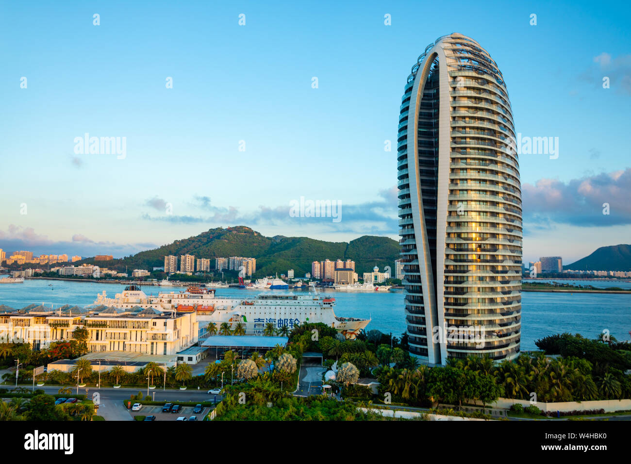 Sanya, Hainan Island, China - 22.06.2019: in der Nähe von künstlichen Phoenix Island mit seinen berühmten skyscrappers in Sanya, Hainan Island, China Stockfoto