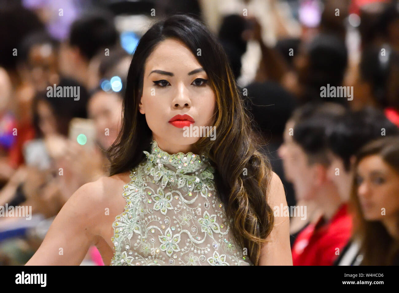 Kelly Fujitsuka läuft auf der Hudson-Show im Riverbank State Park (1787) auf der Rollbahn bei Fashion. Stockfoto