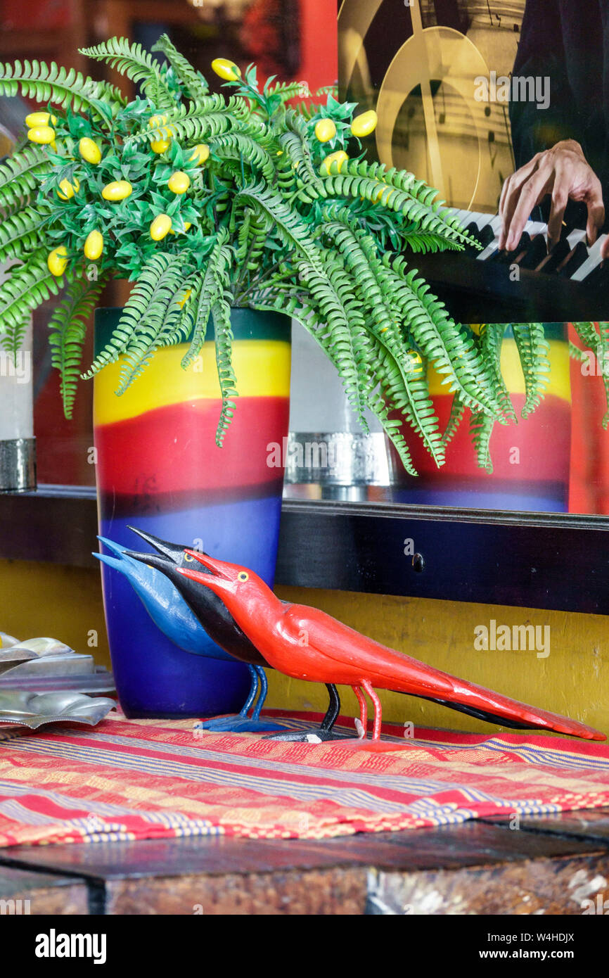 Kolumbien Cartagena Altummauerte Innenstadt Restaurant Eingang Dekor Kolumbianische Flagge Farben gelb rot blau Sightseeing Besucher reisen t Stockfoto