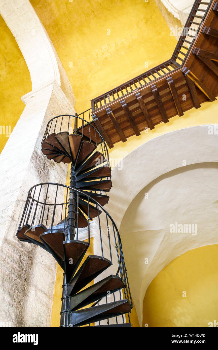 Kolumbien Cartagena Altummauertes Stadtzentrum Centro Convento de Santo Domingo Kloster Katholische Kirche Chor steile Wendeltreppe Sehenswürdigkeiten Stockfoto