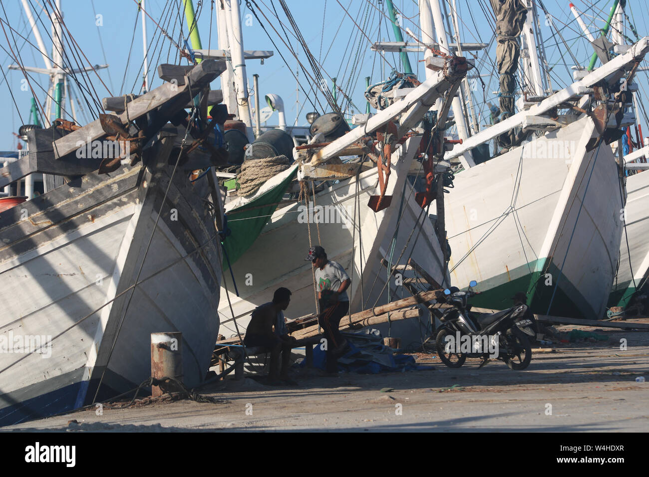 Aktivitäten der Arbeiter im Hafen von Paotere, ein Dock für Fischer, die oft kommen und gehen Fische im Meer zu finden Stockfoto